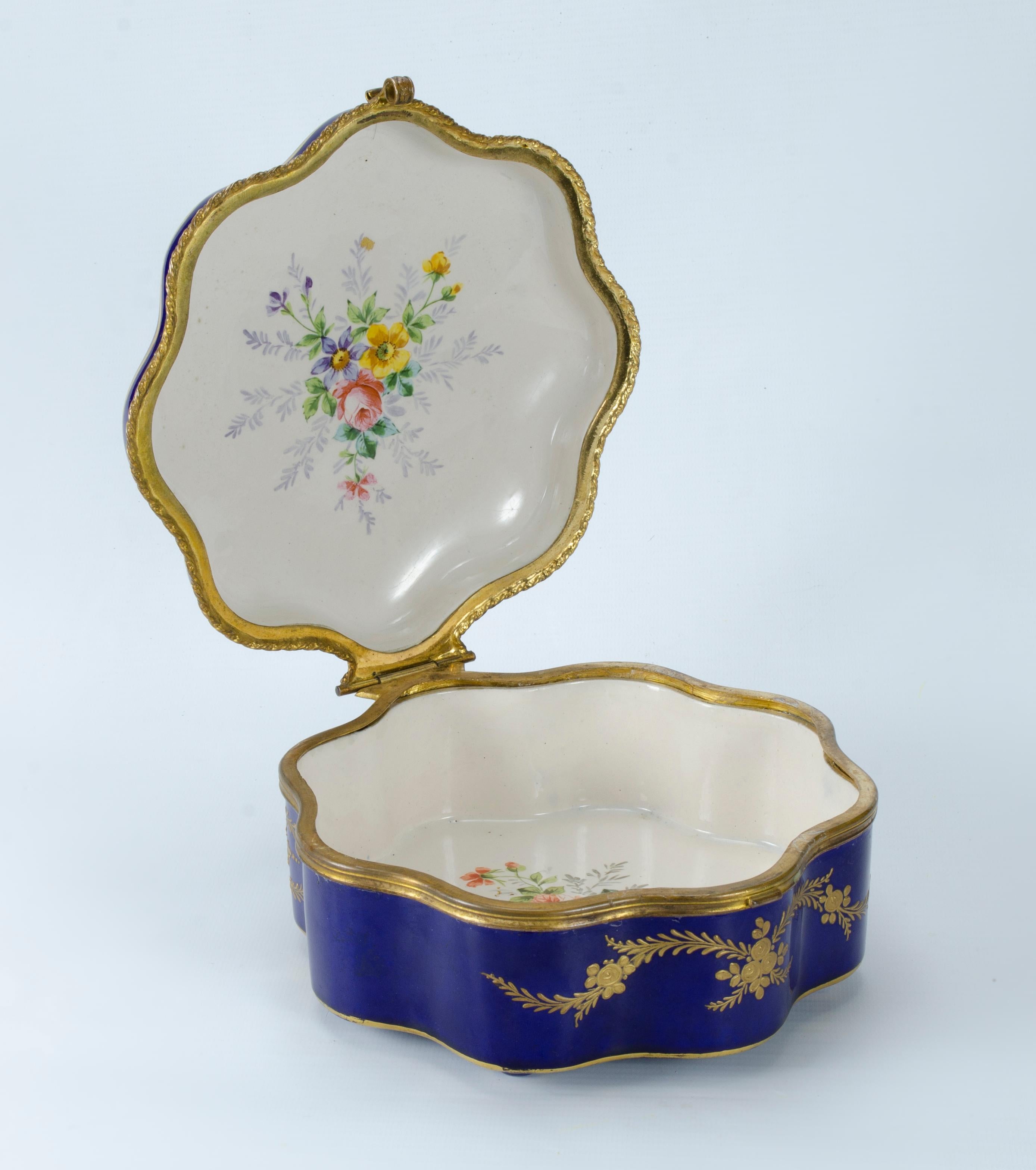 Caja de porcelana de Sevres principios del siglo XX en venta