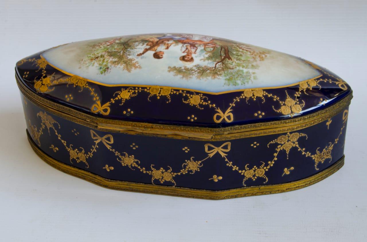 Boîte à scène romantique en porcelaine de Sèvres
style napoléon III origine france
pe peint à la main 19e siècle
vers 1890
sans timbre
parfait état.