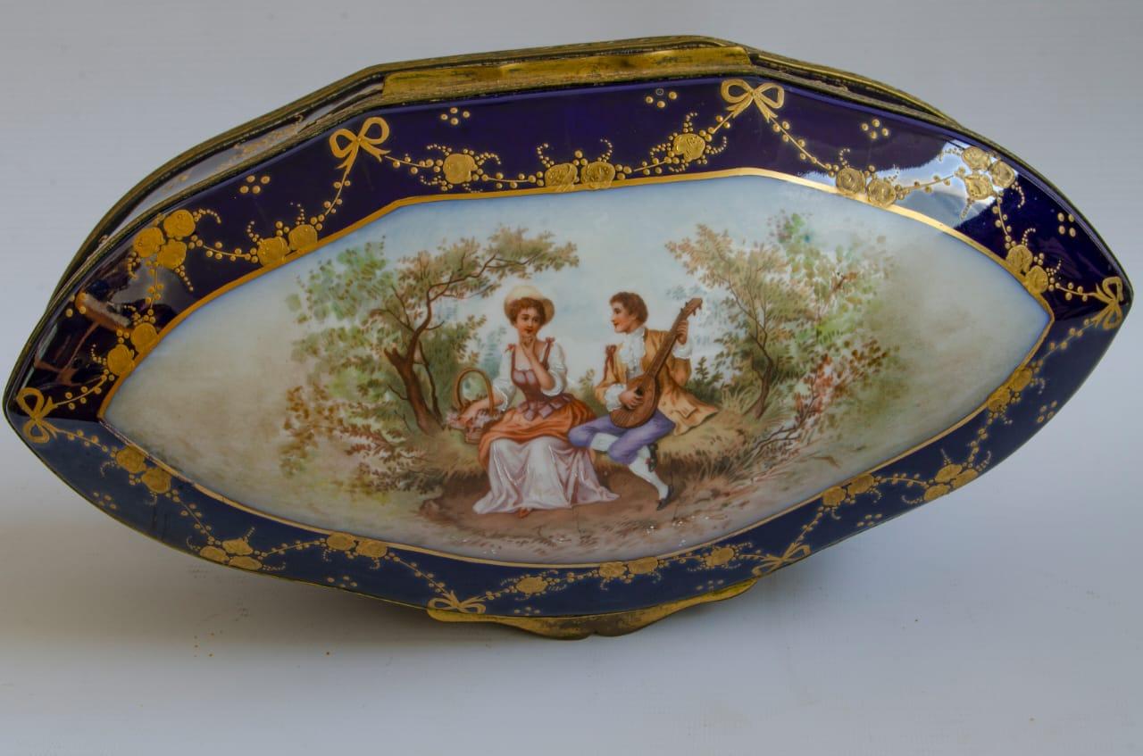 Napoléon III Boîte en porcelaine de Sèvres - Scène romantique en vente