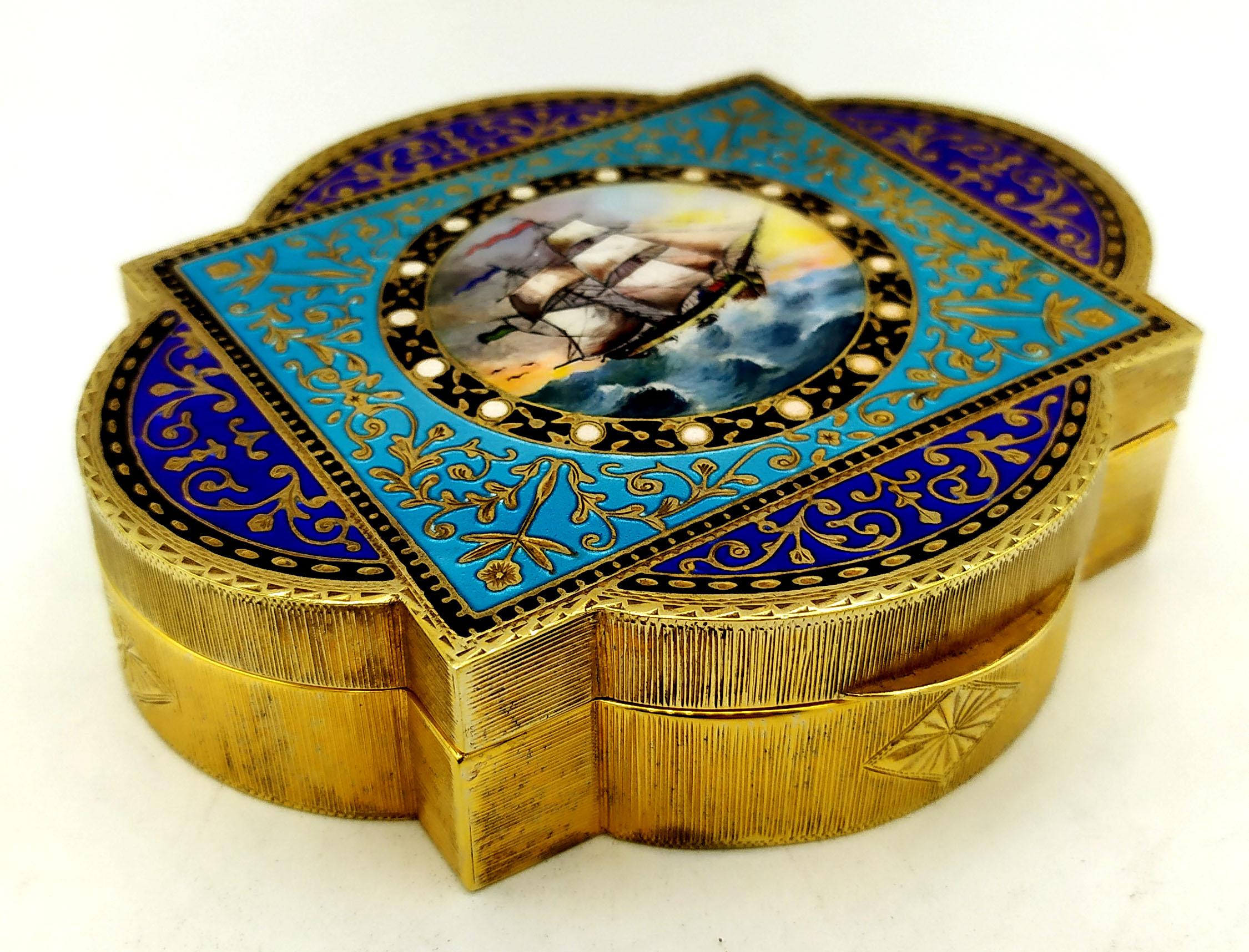Or Boîte en forme de boîte émaillée, peinte à la main, gravée et miniature A Silver Sterling en vente