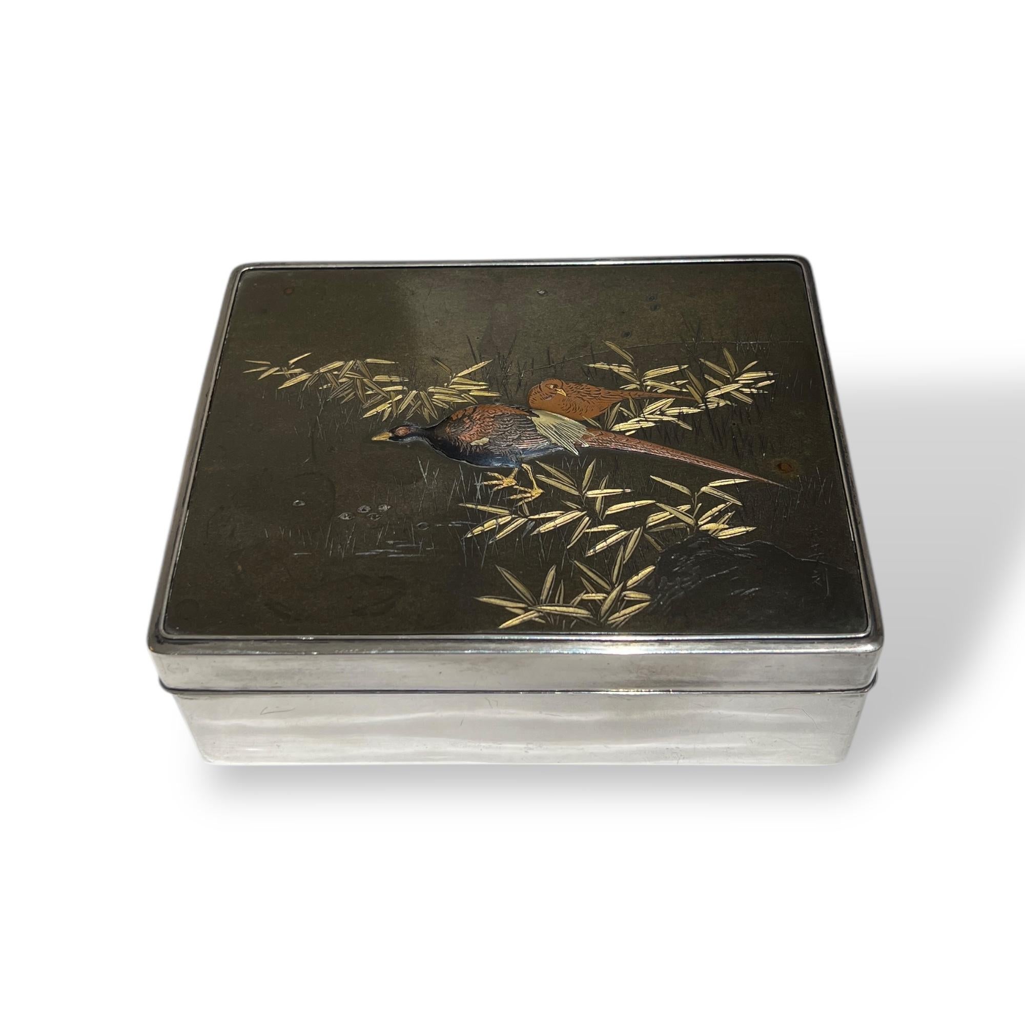 Scatola firmata Katsutoshi Koku, Giappone, periodo Meiji (1868-1912)

Scatola rettangolare in argento con marchio giapponese junjin, che indica argento puro, realizzata durante il periodo Meiji (1868-1912) e firmata Katsutoshi Koku.

Il coperchio,
