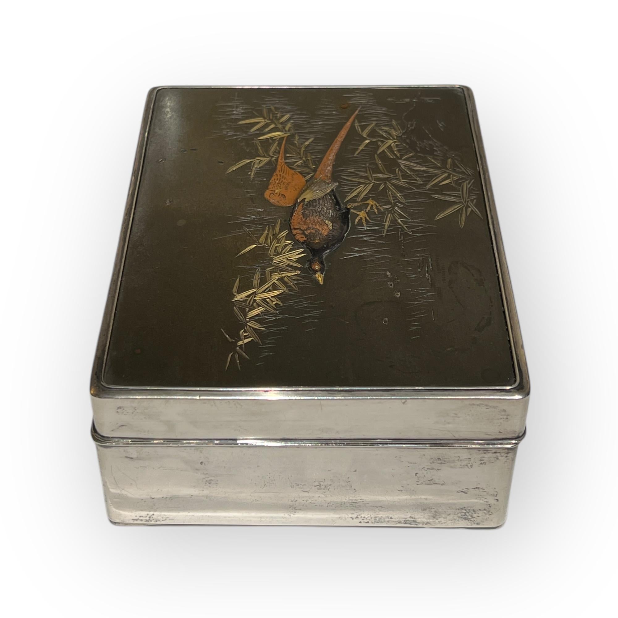 Fatto a mano Scatola firmata Katsutoshi Koku, Giappone, periodo Meiji (1868-1912) in vendita
