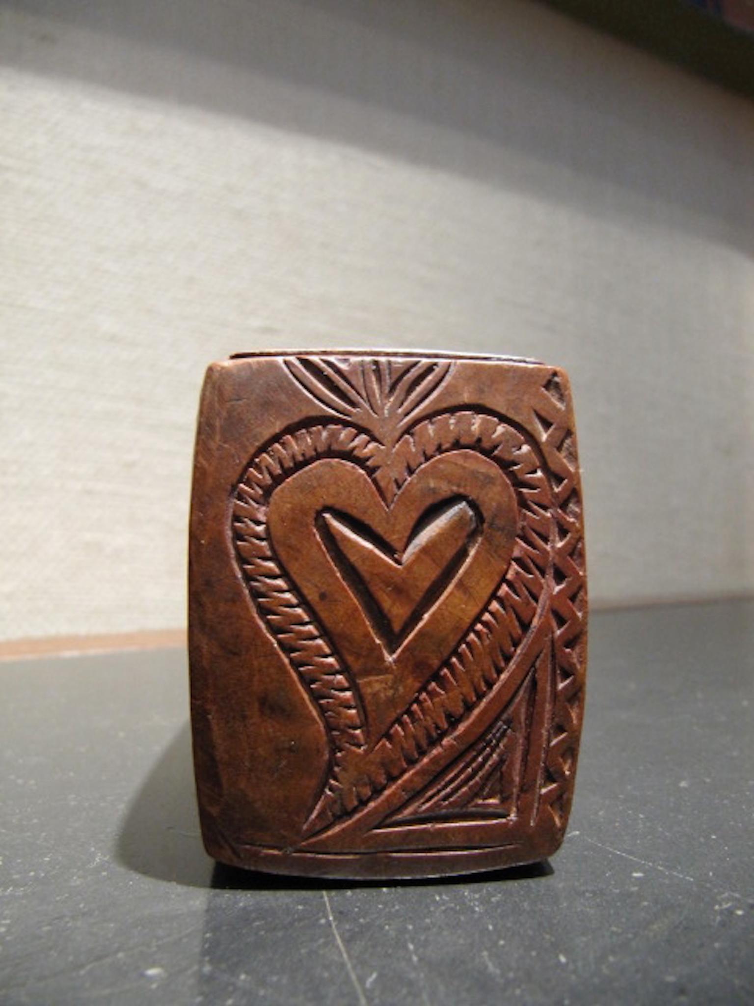 Sculpté Boîte à tabac du 17ème siècle Friesland Baroque avec couvercle coulissant en bouleau et cheval en forme de cœur d'amour en vente
