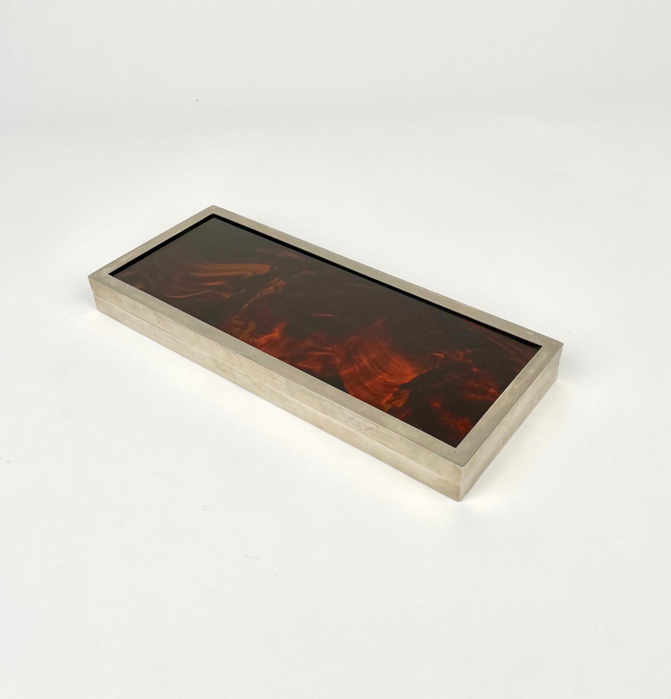 Rectangular box in tortoiseshell-effect lucite with chrome borders in Christian Dior style. 

Made in Italy in the 1970s.