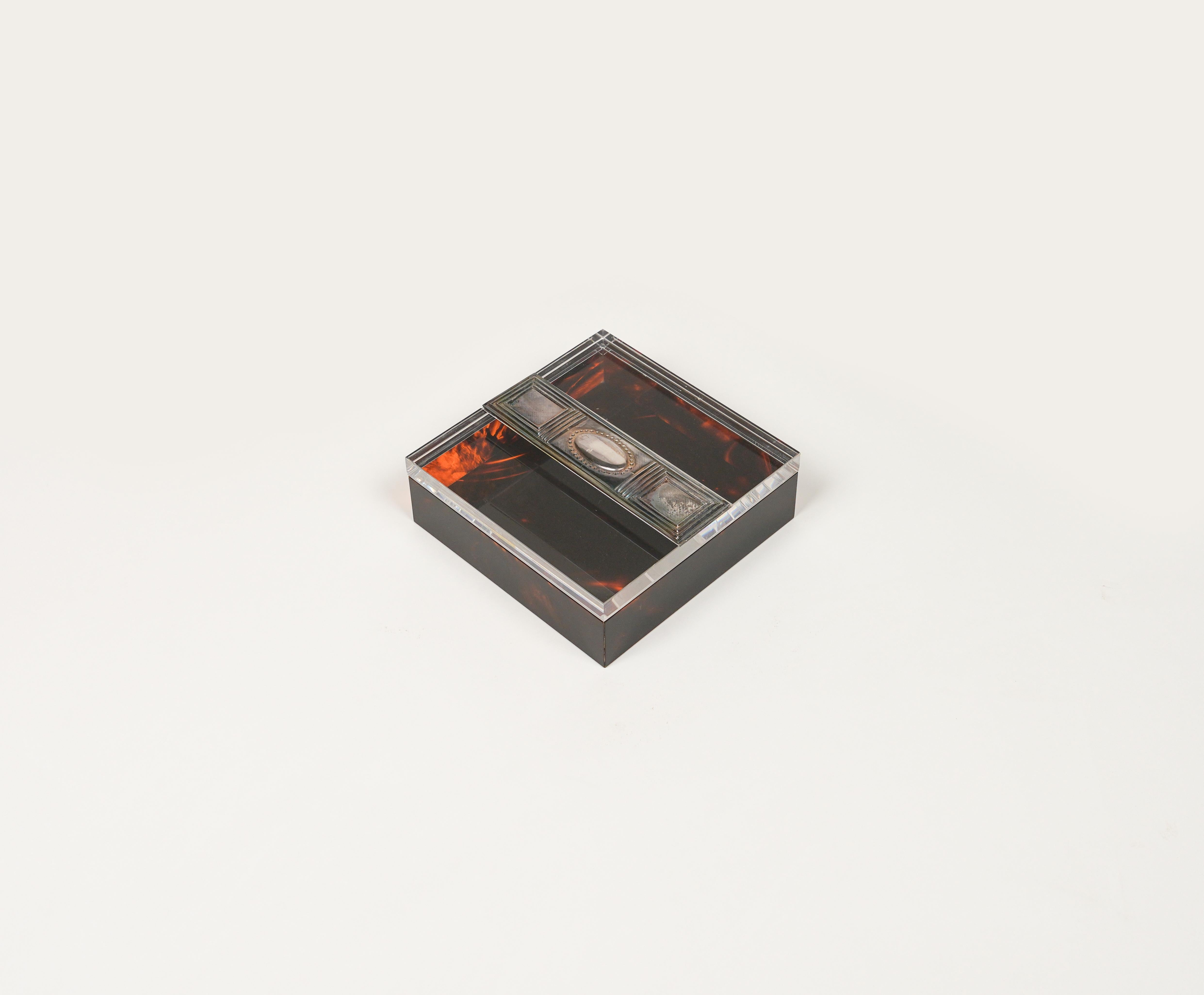 Quadratische dekorative Schmuckschatulle aus schildpattfarbenem Lucit und Silber im Stil von Christian Dior.

Hergestellt in Italien in den 1980er Jahren.

Perfektes Schreibtischobjekt oder Geschenkidee.