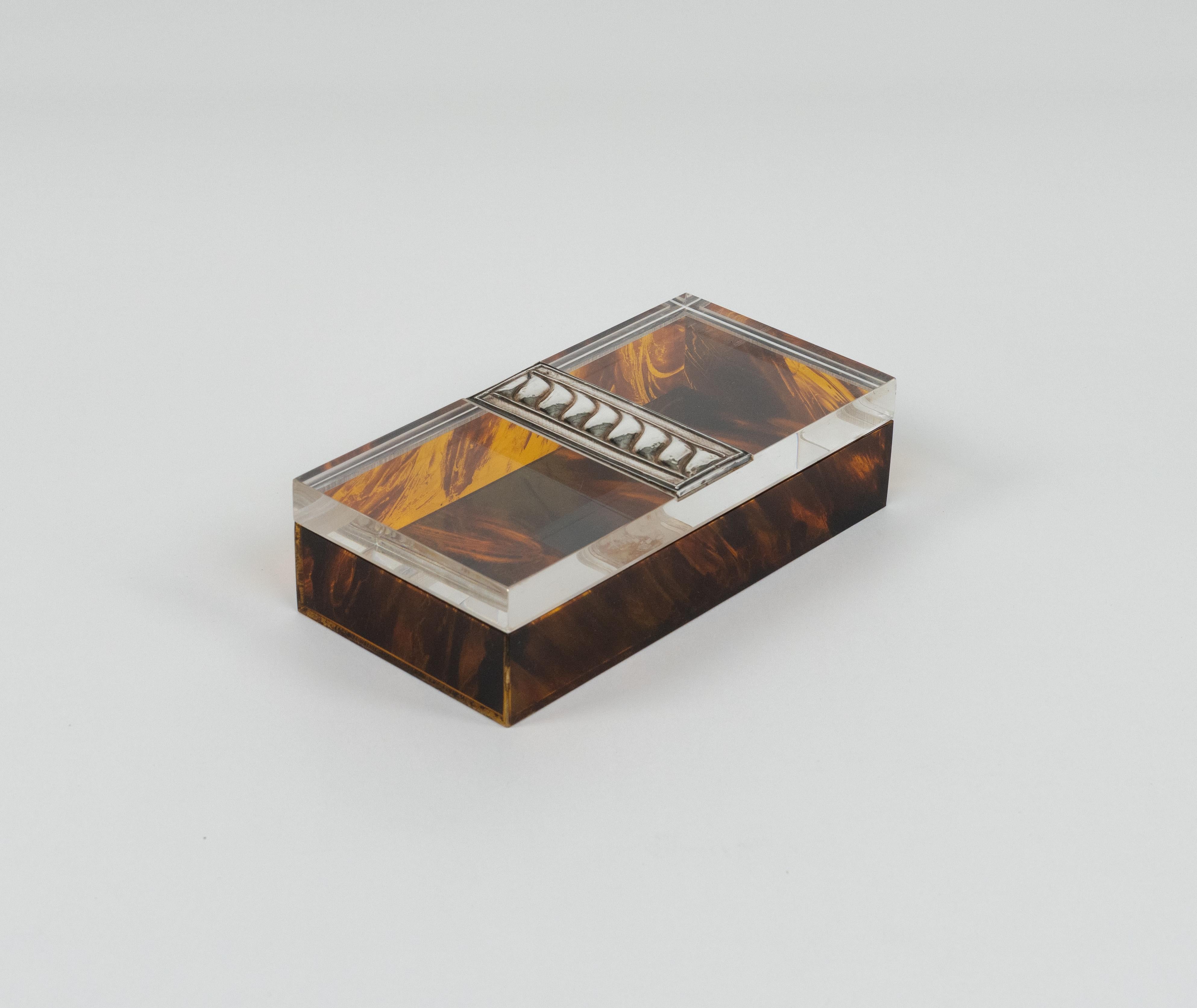 Rectangular decorative box in tortoiseshell-effect lucite and Silver in the style of Christian Dior Home.

Made in Italy in the 1980s.  

Perfect desk object or gift idea.