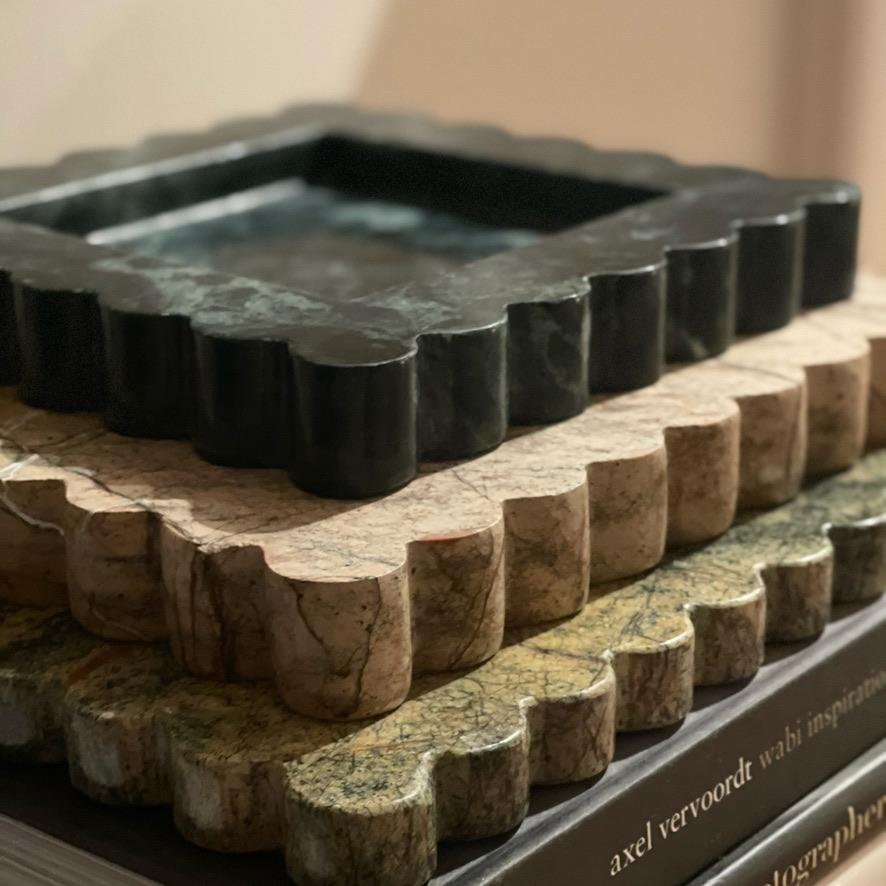 Quadratisches Tablett mit Wellenschliff in Meeresgrau von Anastasio Home (Indisch) im Angebot