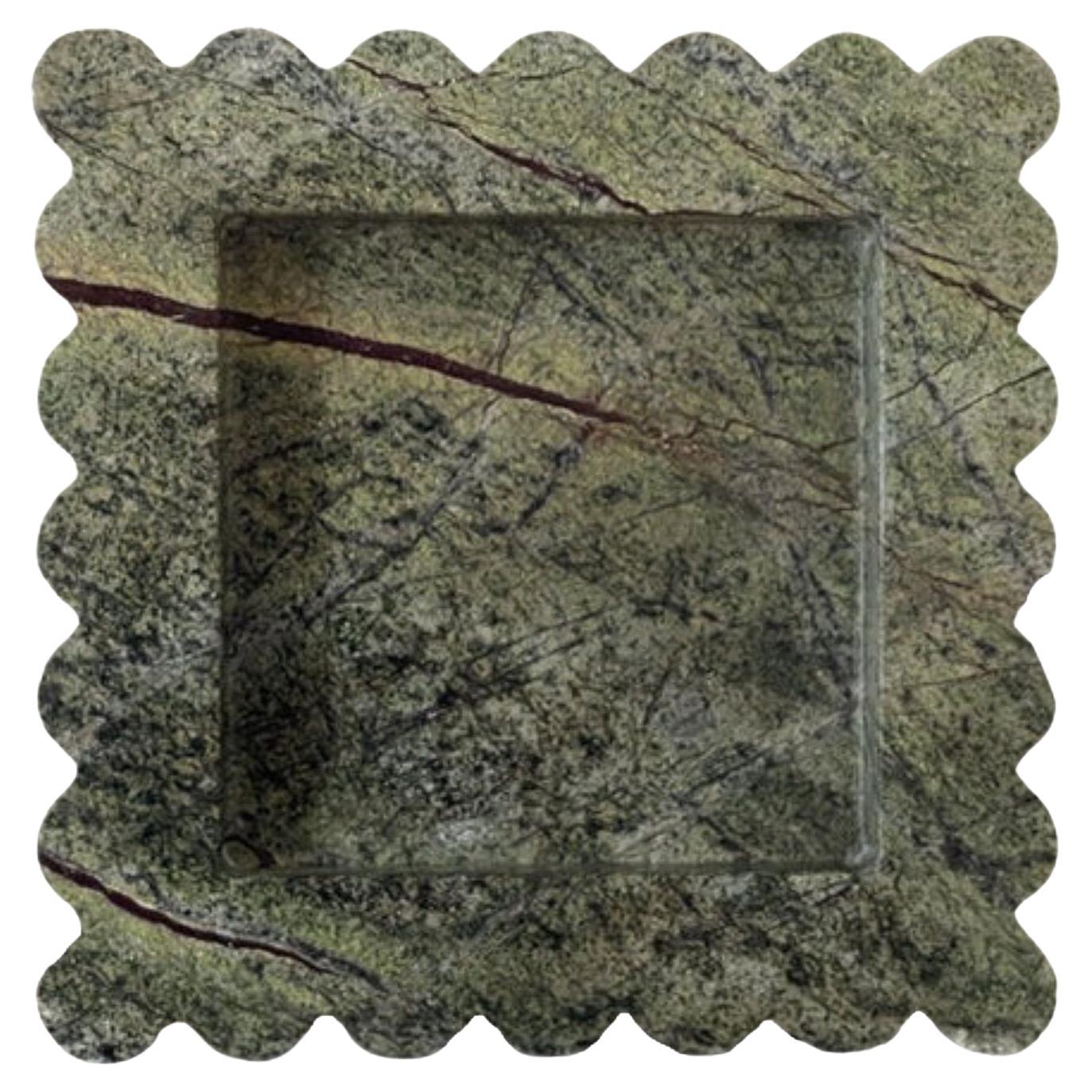 Quadratisches Tablett mit Wellenschliff in Meeresgrau von Anastasio Home im Angebot