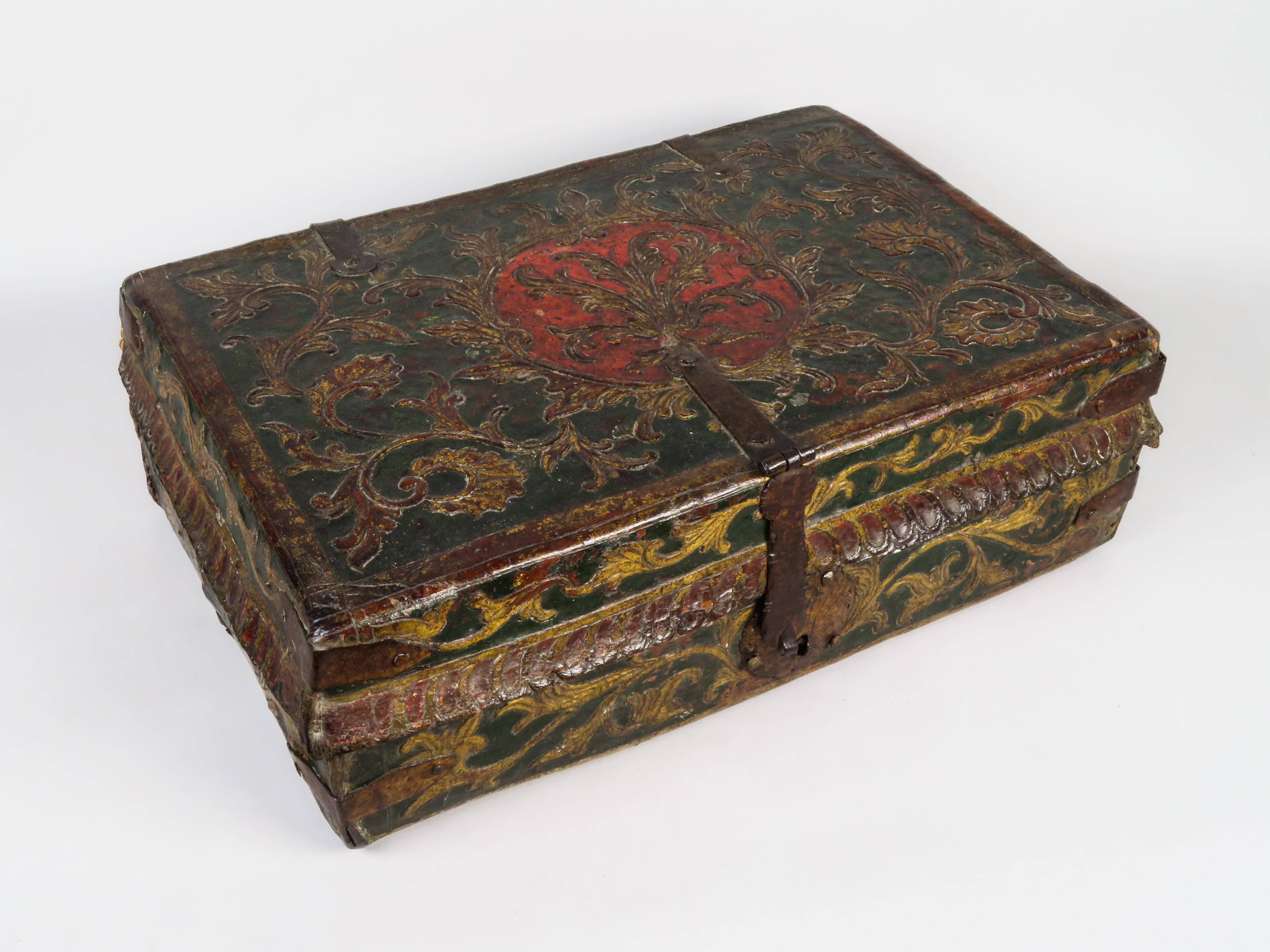 Schachtel mit gewelltem, geprägtem, polychromem Holzkern und Blattdekor. Eisenschloss und Scharniere mit Schlüssel, das Innere mit einem marmorierten Effekt ausgekleidet. Koloniales Werk aus dem Vizekönigreich Peru, 17. Jahrhundert.