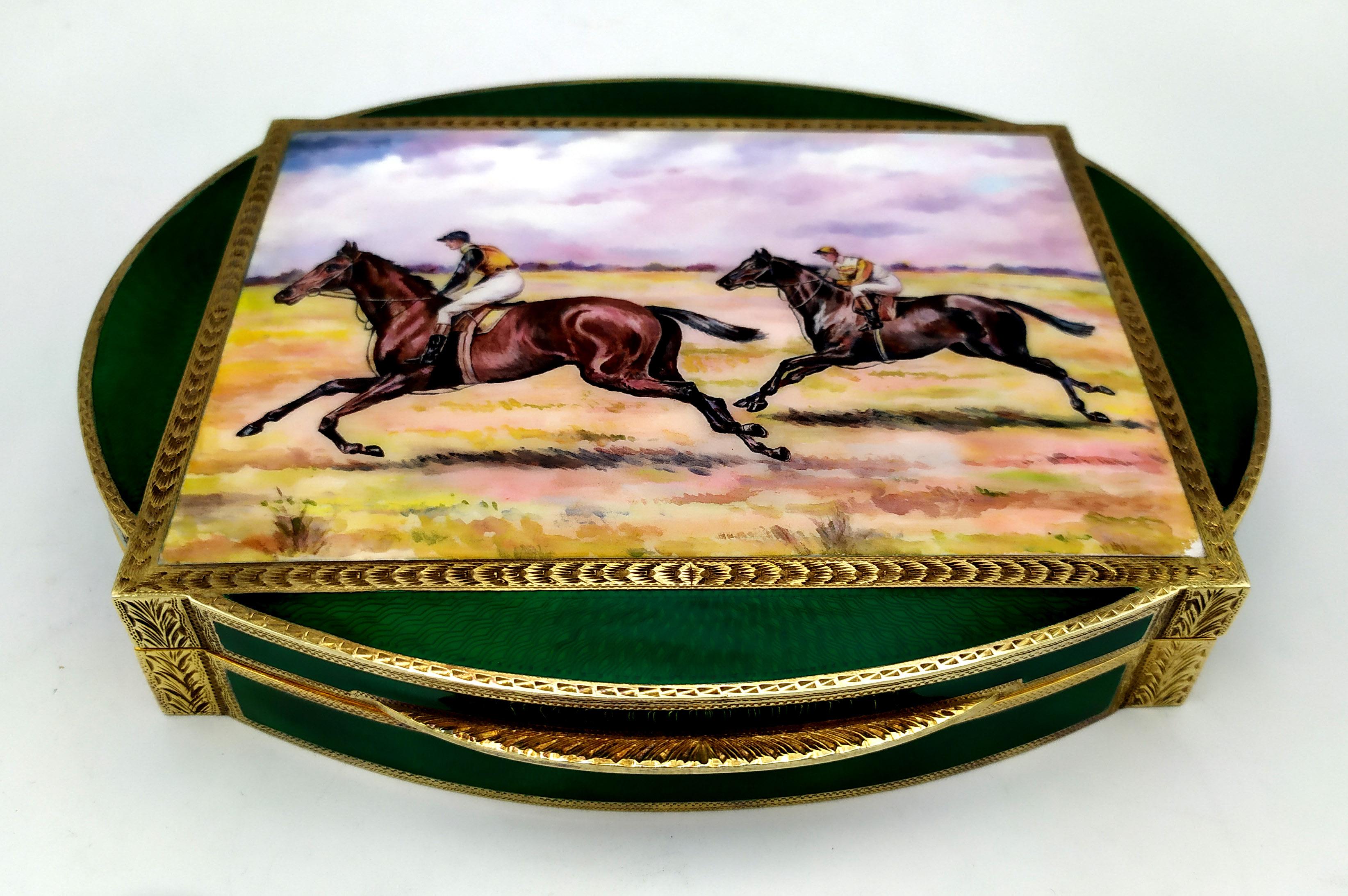 Box with fired enamels and fine horse racing miniature Salimbeni. In Excellent Condition For Sale In Firenze, FI