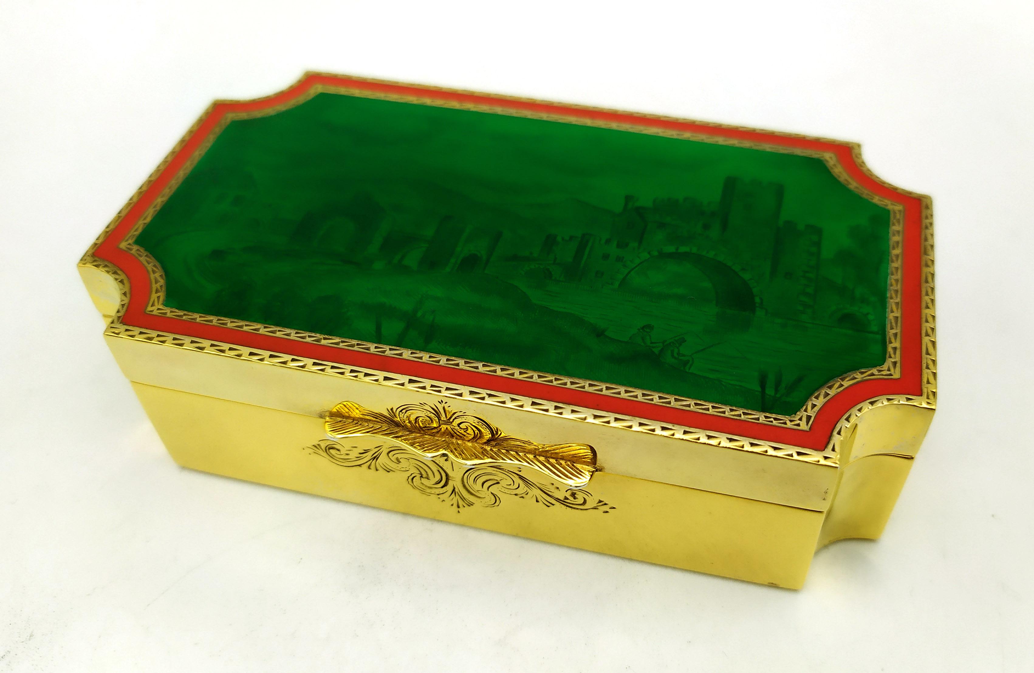 Caja de mesa rectangular con esquinas cóncavas de plata de ley 925/1000 dorada con esmalte al fuego translúcido sobre fino grabado a mano de un paisaje con ruinas. Estilo moderno contemporáneo. Dimensiones cm. 6 x 11 x 2,8. Peso gr. 275. Diseñada