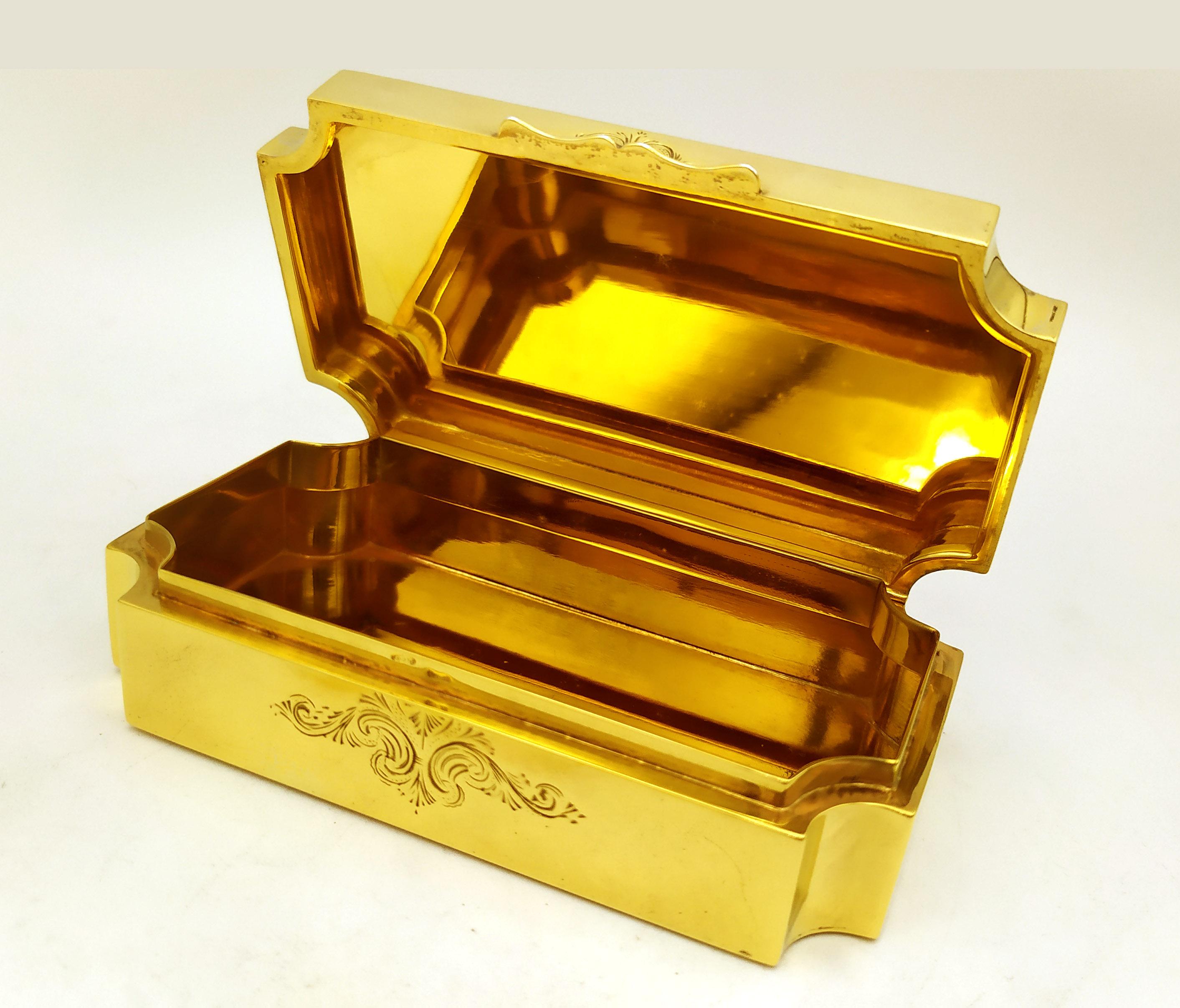 Caja con esmalte verde sobre fino grabado a mano de un paisaje con ruinas Salimbeni en venta 1