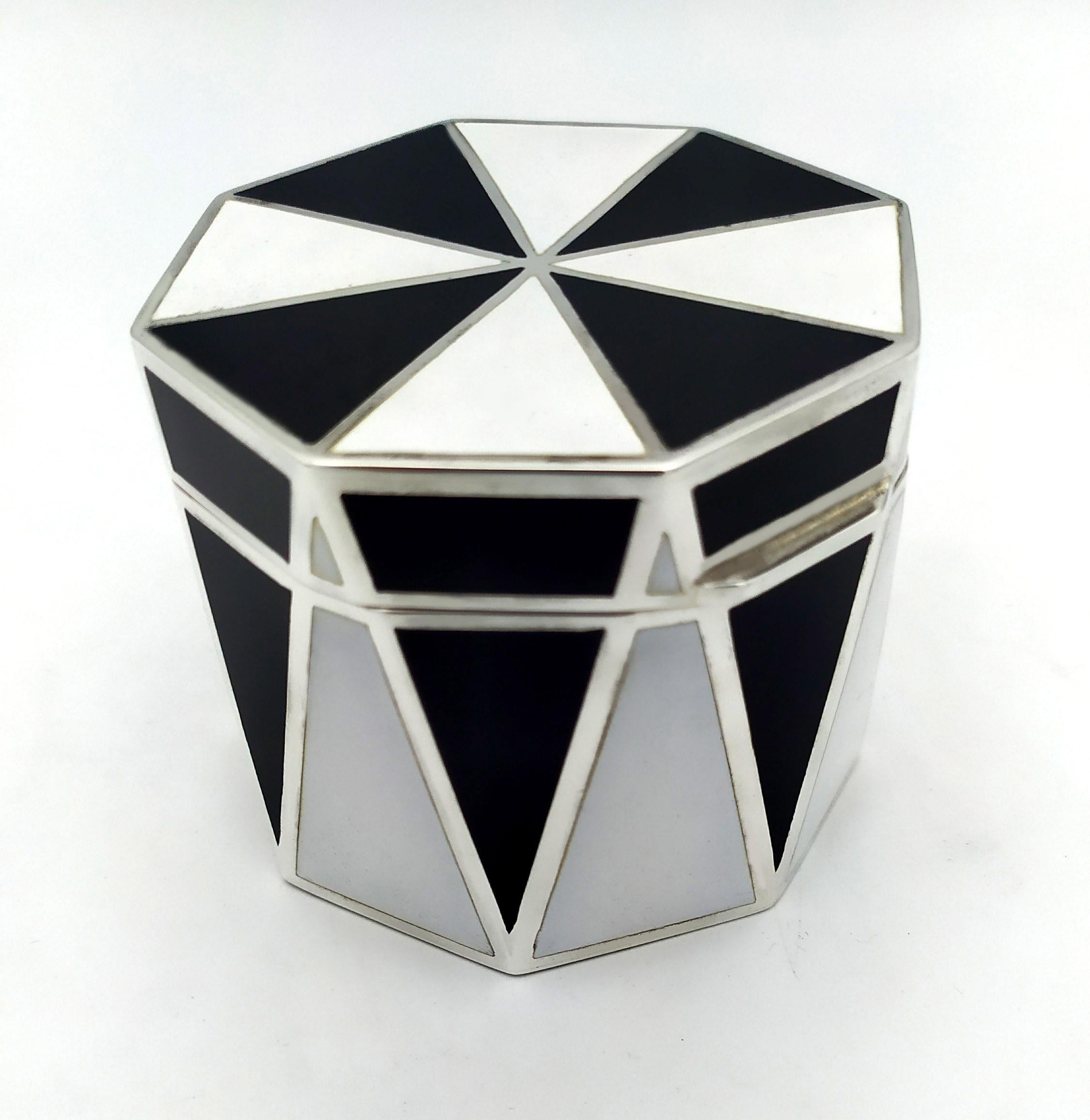 Octagonal wedge box in 925/1000 sterling silver with black and white colors fire enameled in Art Deco style. Measures 7.8 x 7.8 x 6 cm. Weight gr. 281. Designed by Giorgio Salimbeni in 1978 and produced in the Salimbeni factory with handwork by