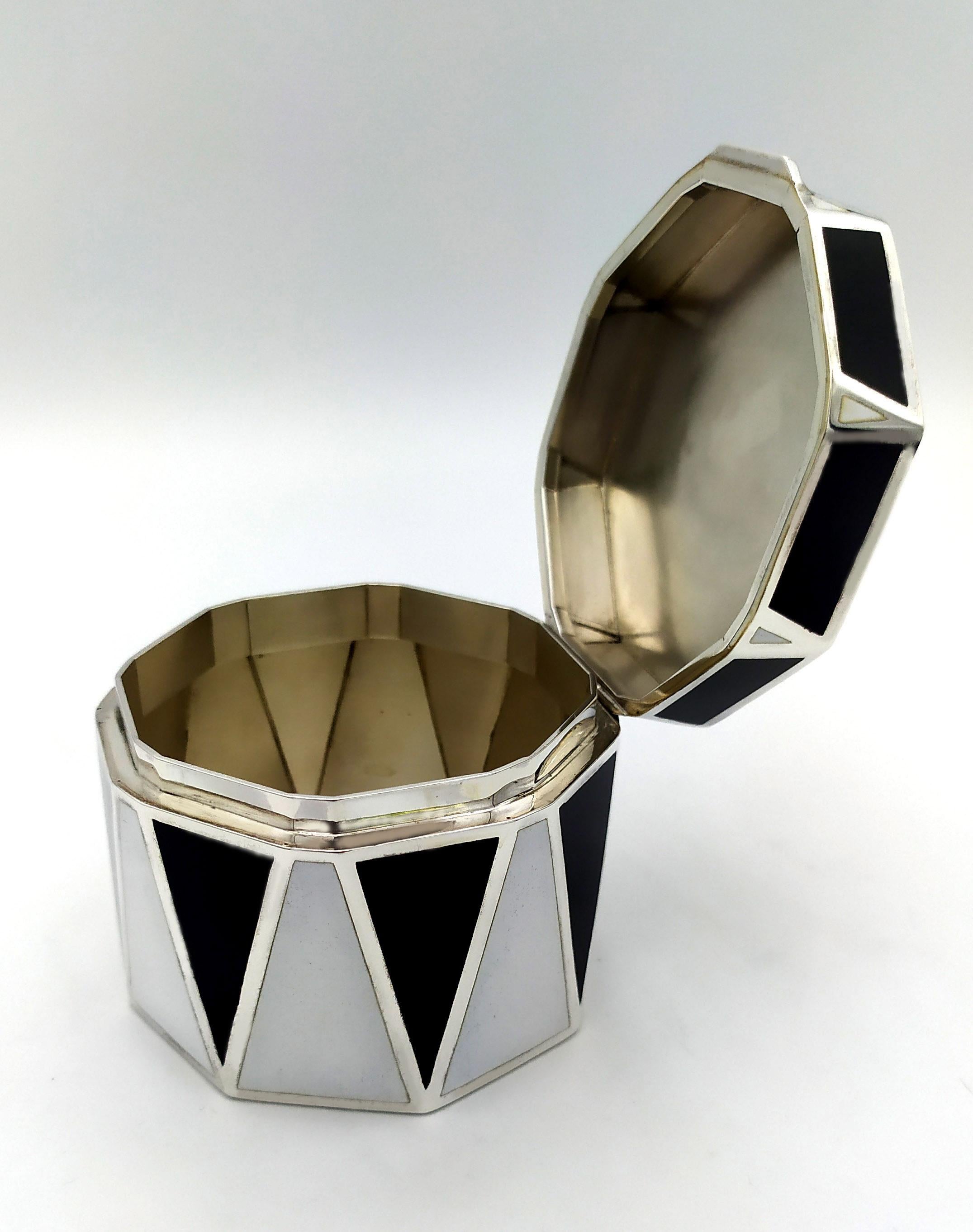 Box with wedges Enamel Sterling Silver black and white Salimbeni In Excellent Condition For Sale In Firenze, FI