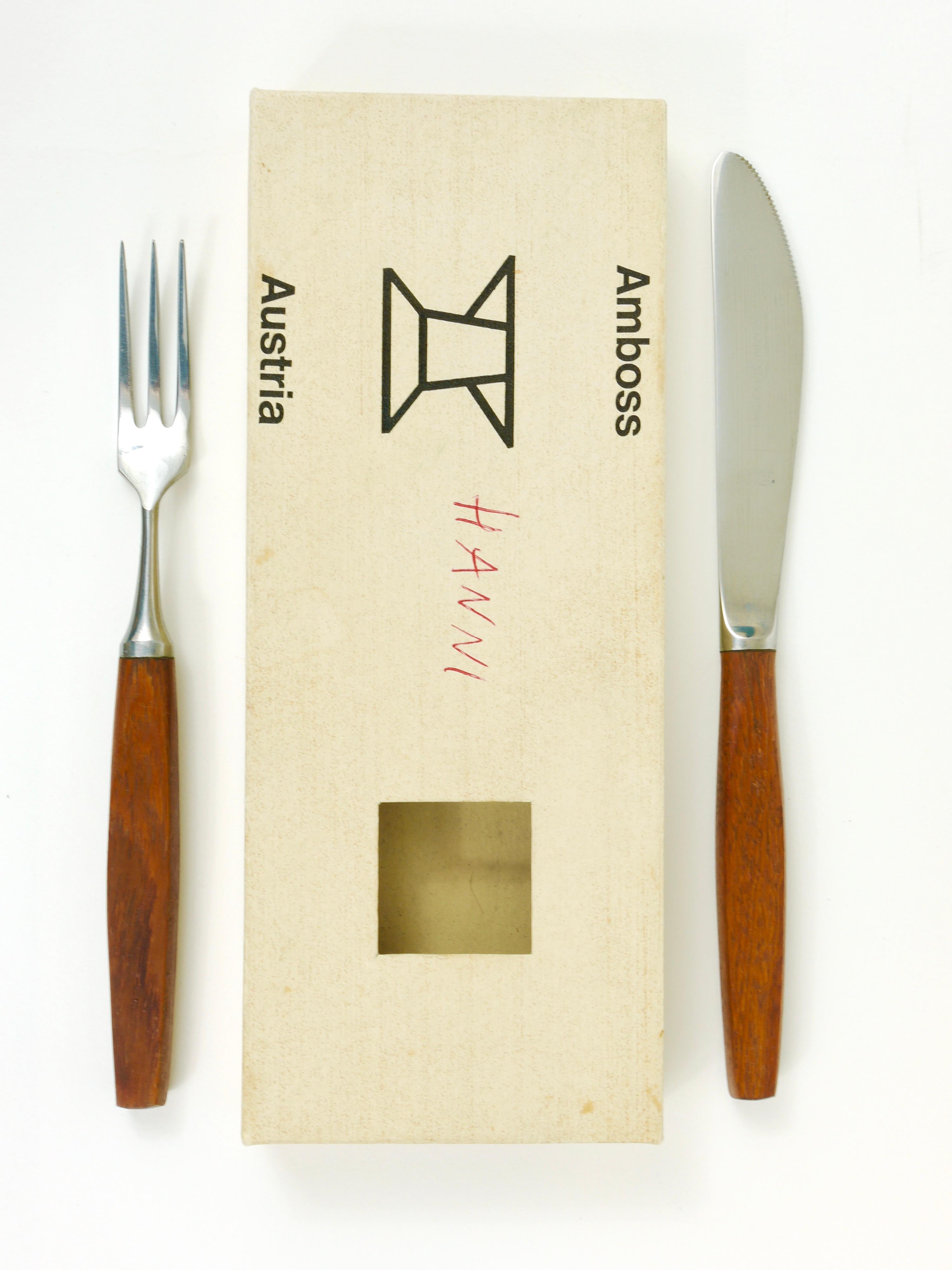 Ein Satz von sechs kleinen modernistischen Gabeln und Messern in ihren Originalkartons. Ausgeführt in den 1950er Jahren von Amboss Austria. Hergestellt aus rostfreiem Stahl mit schönen Teakholzgriffen. Ursprünglich als Obstmesser und -gabeln