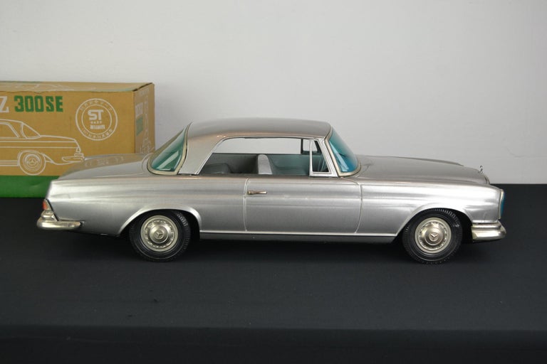 イチコー　ブリキ　【Mercedes Benz 300SE シルバー】 箱付き Amazon.co.jp: 箱あり！ イチコー 大きいぞ！60cmもあるブリキの