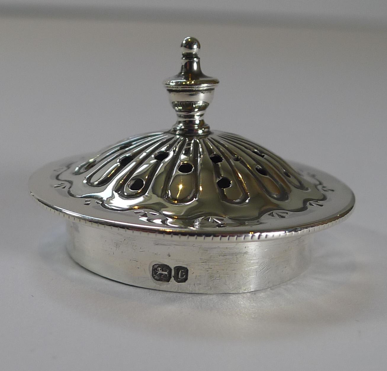 Boxed Pair of Antique English Sterling Silver Pepper Pots, 1894 For Sale 5