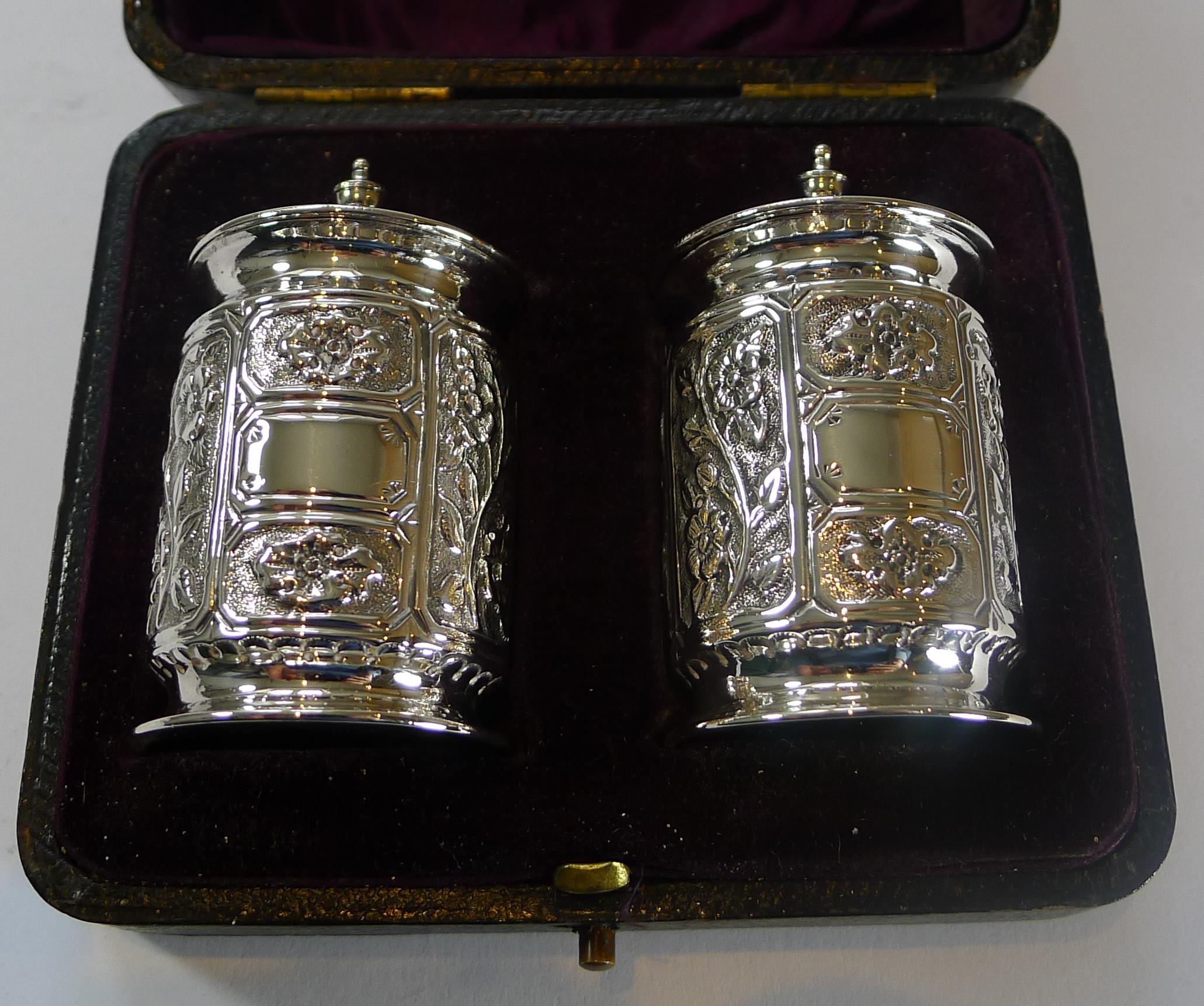 Boxed Pair of Antique English Sterling Silver Pepper Pots, 1894 In Good Condition For Sale In Bath, GB
