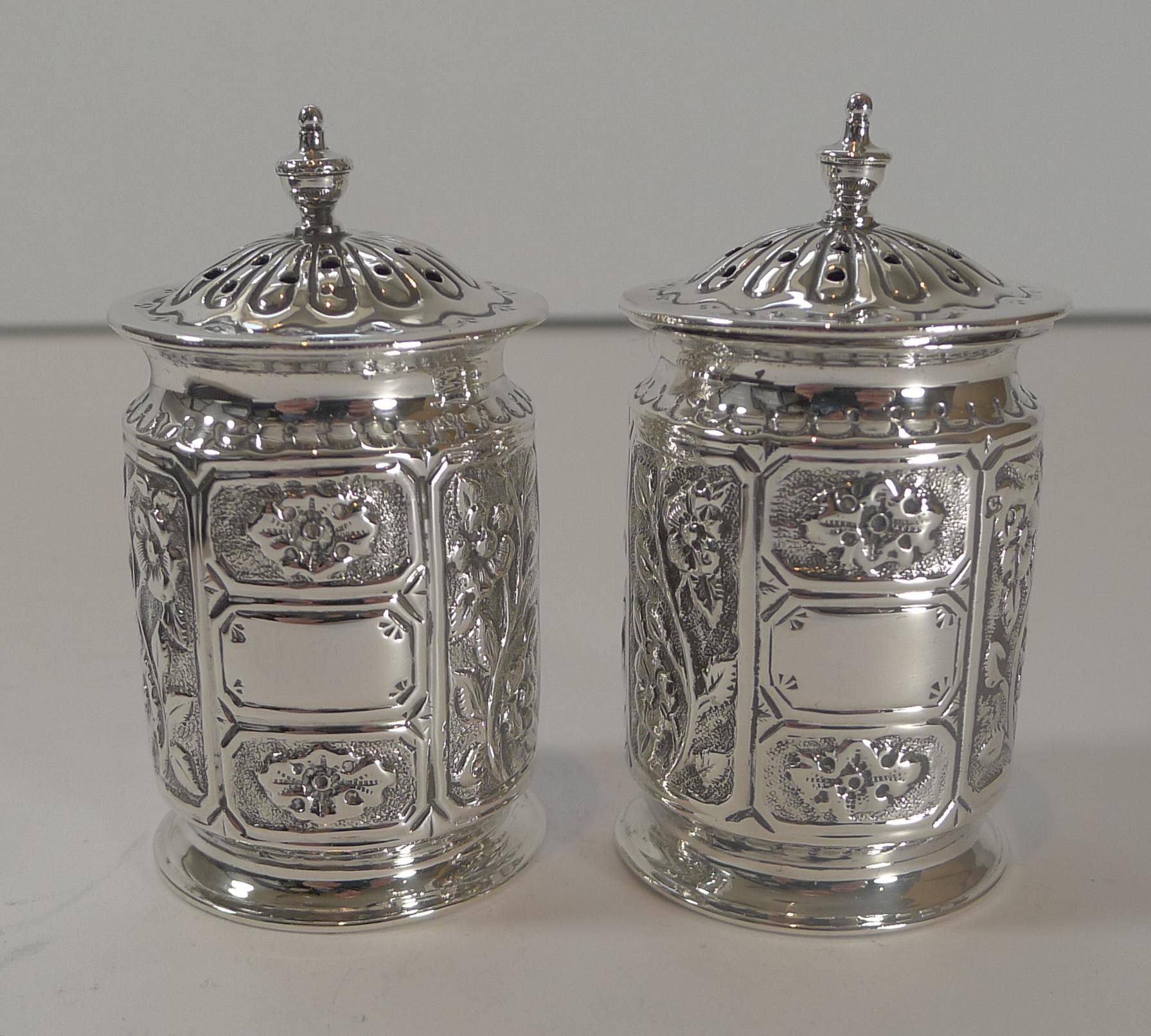 Late 19th Century Boxed Pair of Antique English Sterling Silver Pepper Pots, 1894 For Sale