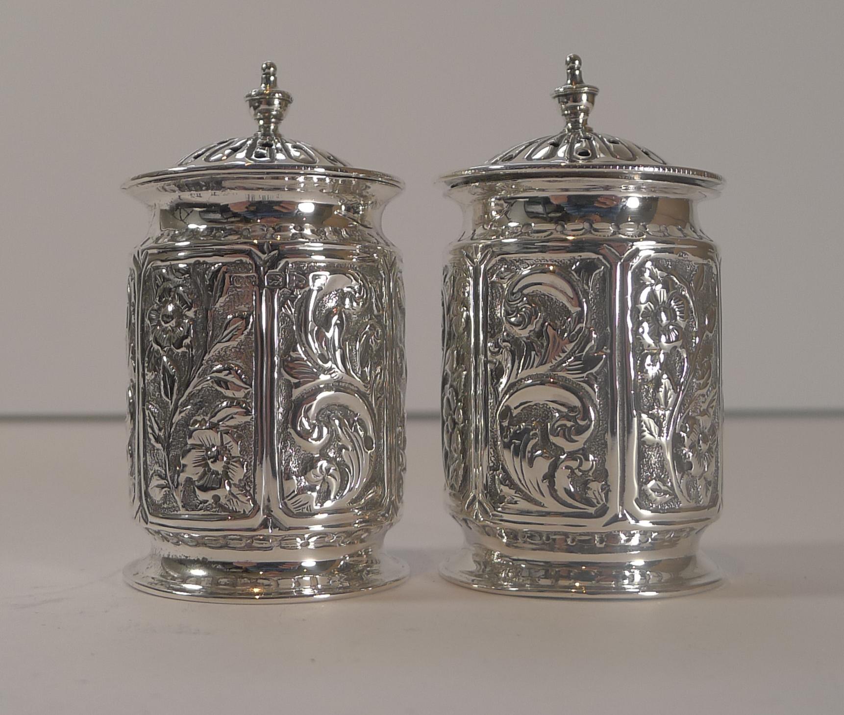 Boxed Pair of Antique English Sterling Silver Pepper Pots, 1894 For Sale 1