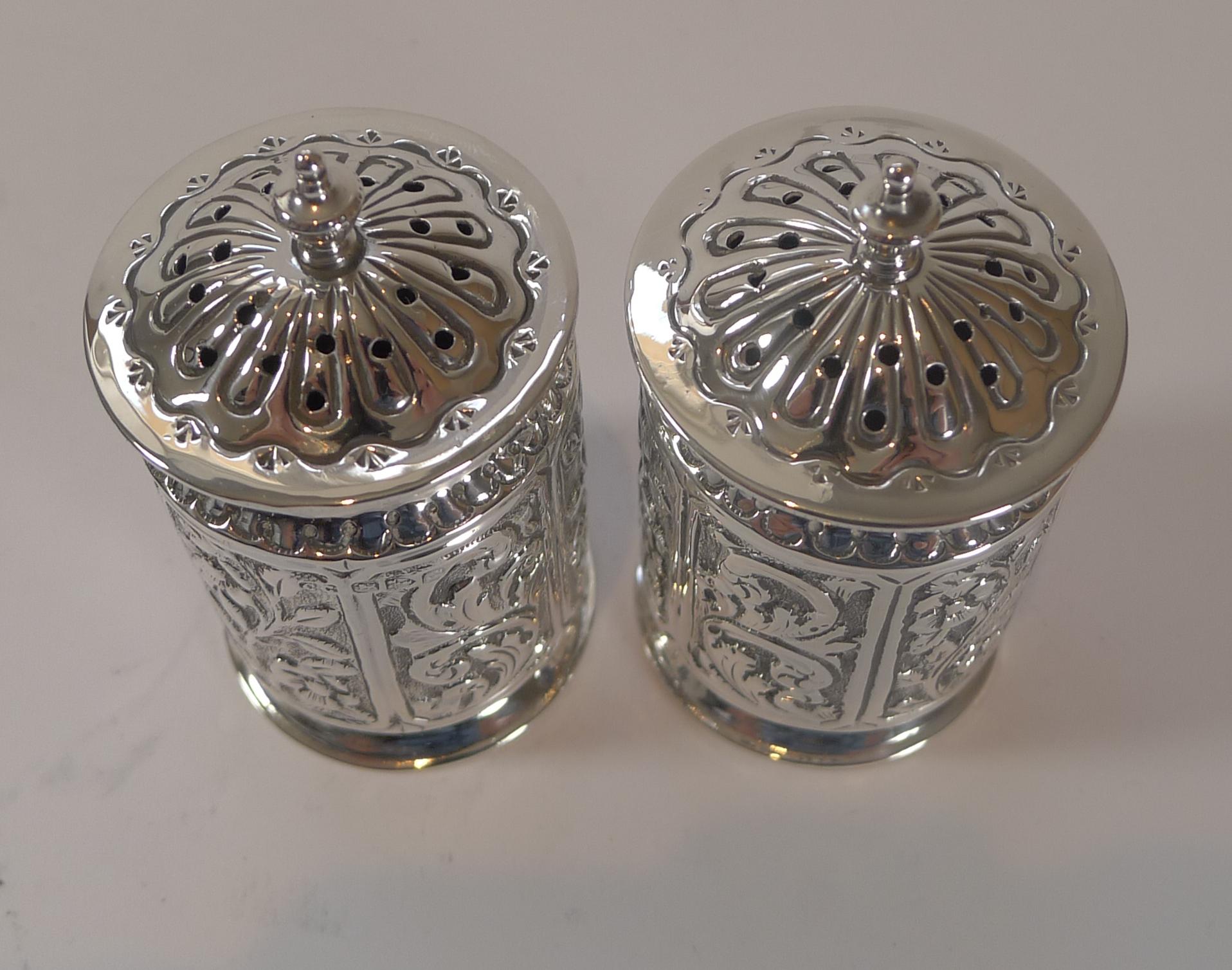 Boxed Pair of Antique English Sterling Silver Pepper Pots, 1894 For Sale 2