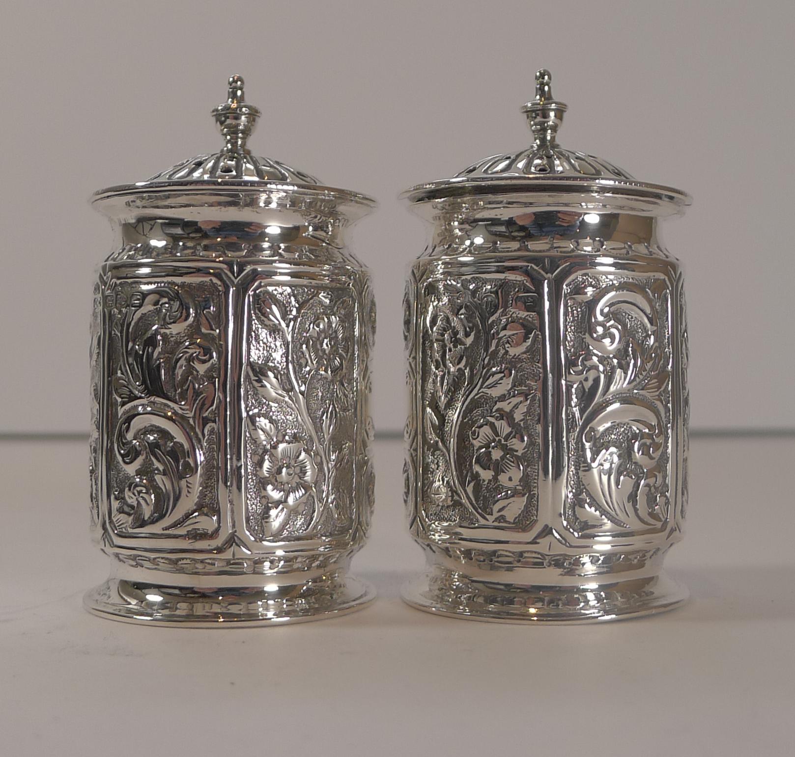 Boxed Pair of Antique English Sterling Silver Pepper Pots, 1894 For Sale 3