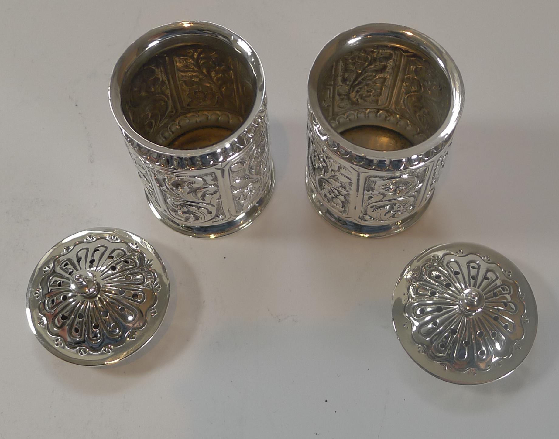 Boxed Pair of Antique English Sterling Silver Pepper Pots, 1894 For Sale 4