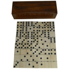 Schachtel mit antiken englischen Domino-Spielen aus Knochen und Ebenholz:: um 1910