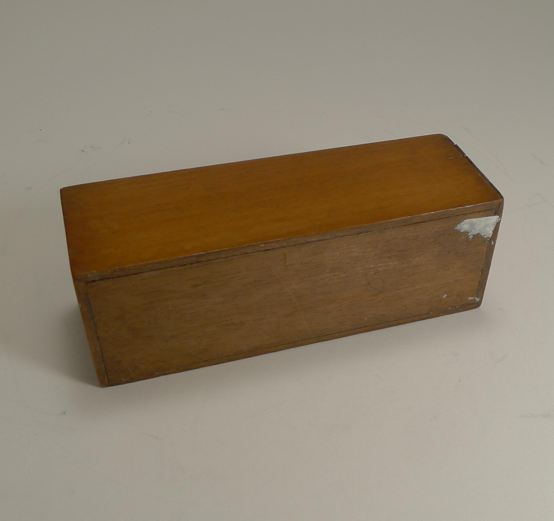 Boxed Set Antique English Bone and Ebony Dominoes, circa 1910 In Good Condition In Bath, GB