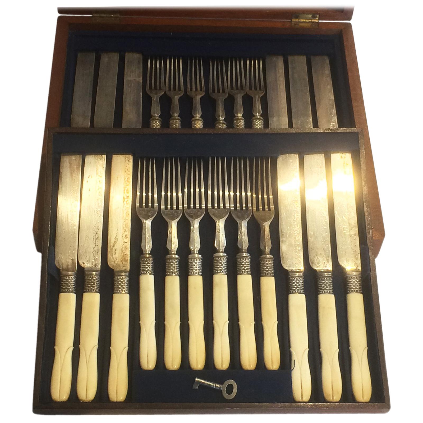 Boxed Set of 12 Australian Victorian Knives and Fork Cutlery Set Carved Handles im Angebot