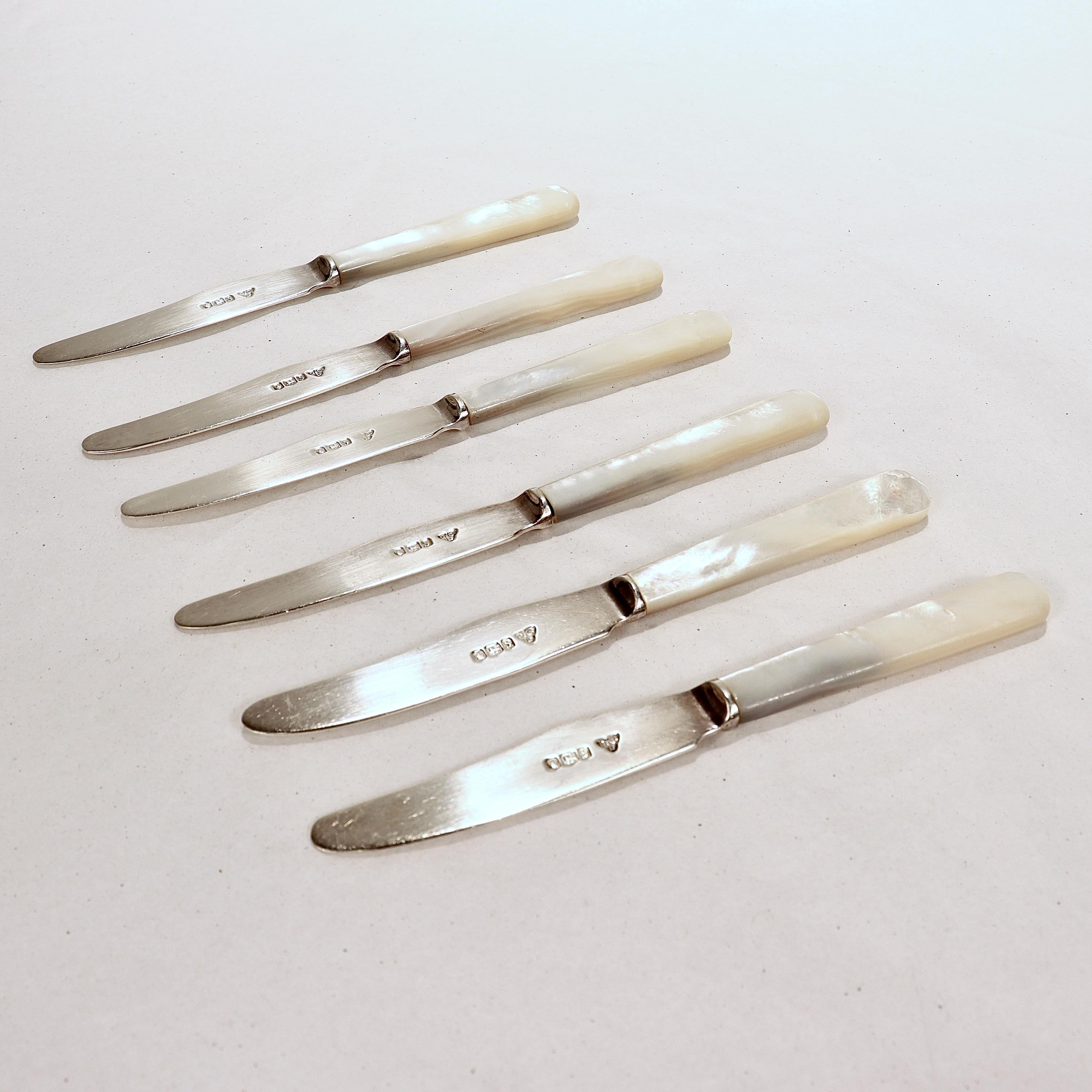 A very fine boxed set of caviar knives.

By Garrard & Co. 

The blades in sterling silver and the handles made of lustrous Mother-of-Pearl. 

Founded in 1722, Garrard was made the first ever Crown Jewelers for the English throne and held that