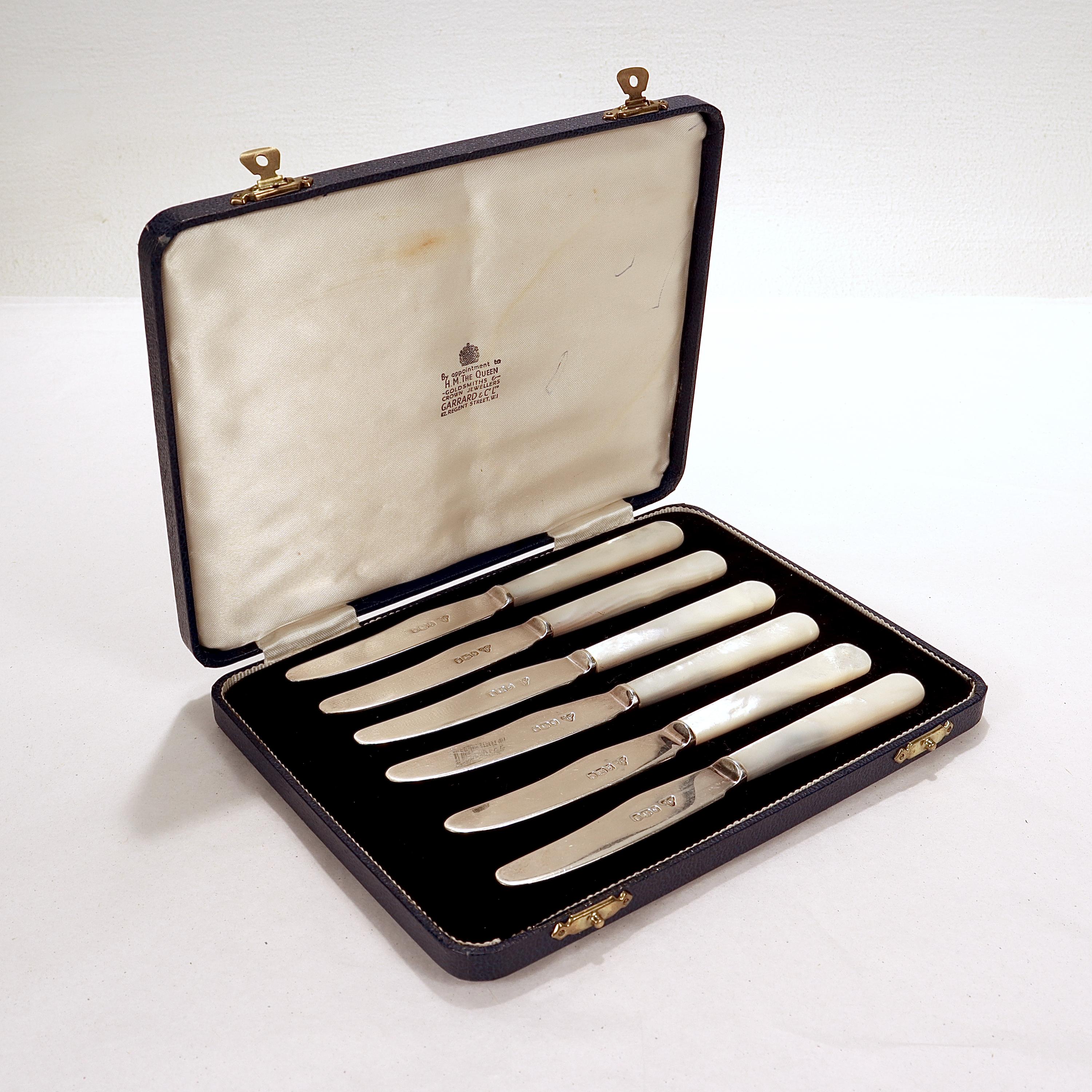 Moderne Boîte de 6 couteaux à caviar Garrard & Co en argent sterling et nacre en vente