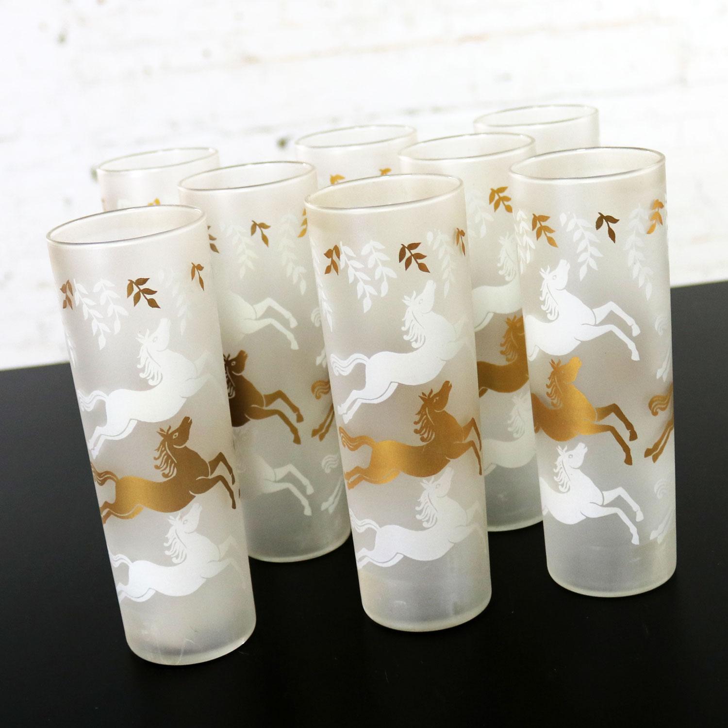 Incroyable ensemble de 8 verres à cocktail de style Mid-Century Modern de Libbey de la collection Cavalcade. Elles sont givrées et présentent des chevaux galopants blancs et or dans leur boîte d'origine. Tous les verres highball sont en merveilleux