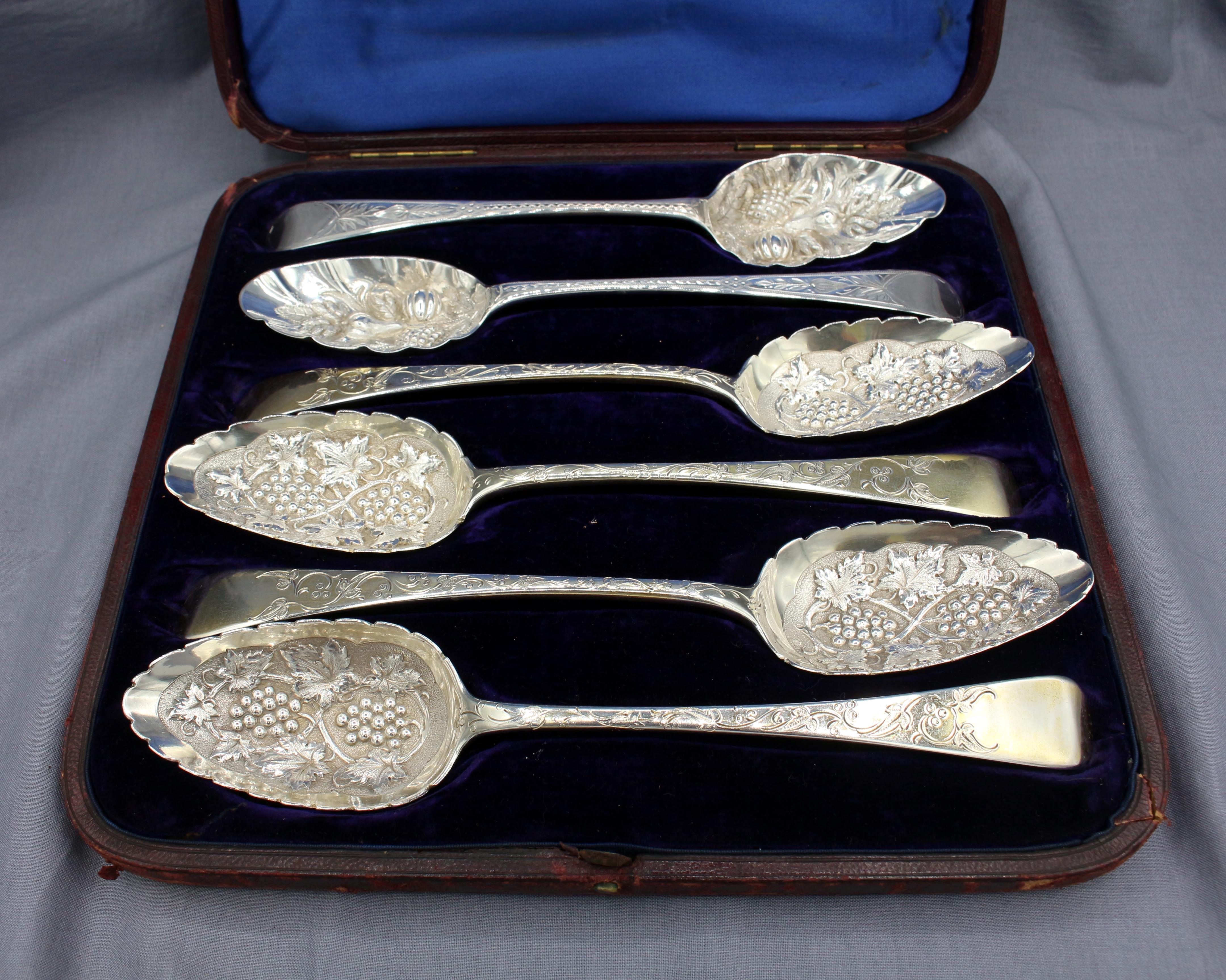 1798 & 1822 boxed set of 6 dessert or fruit serving spoons, English. 2 pattern by 2 makers. Georgian with typical Victorian conversion for a gift. Set of 4 with grapes & leaves bowls: London, 1822, Richard Britton (1st mark). Pair with bold