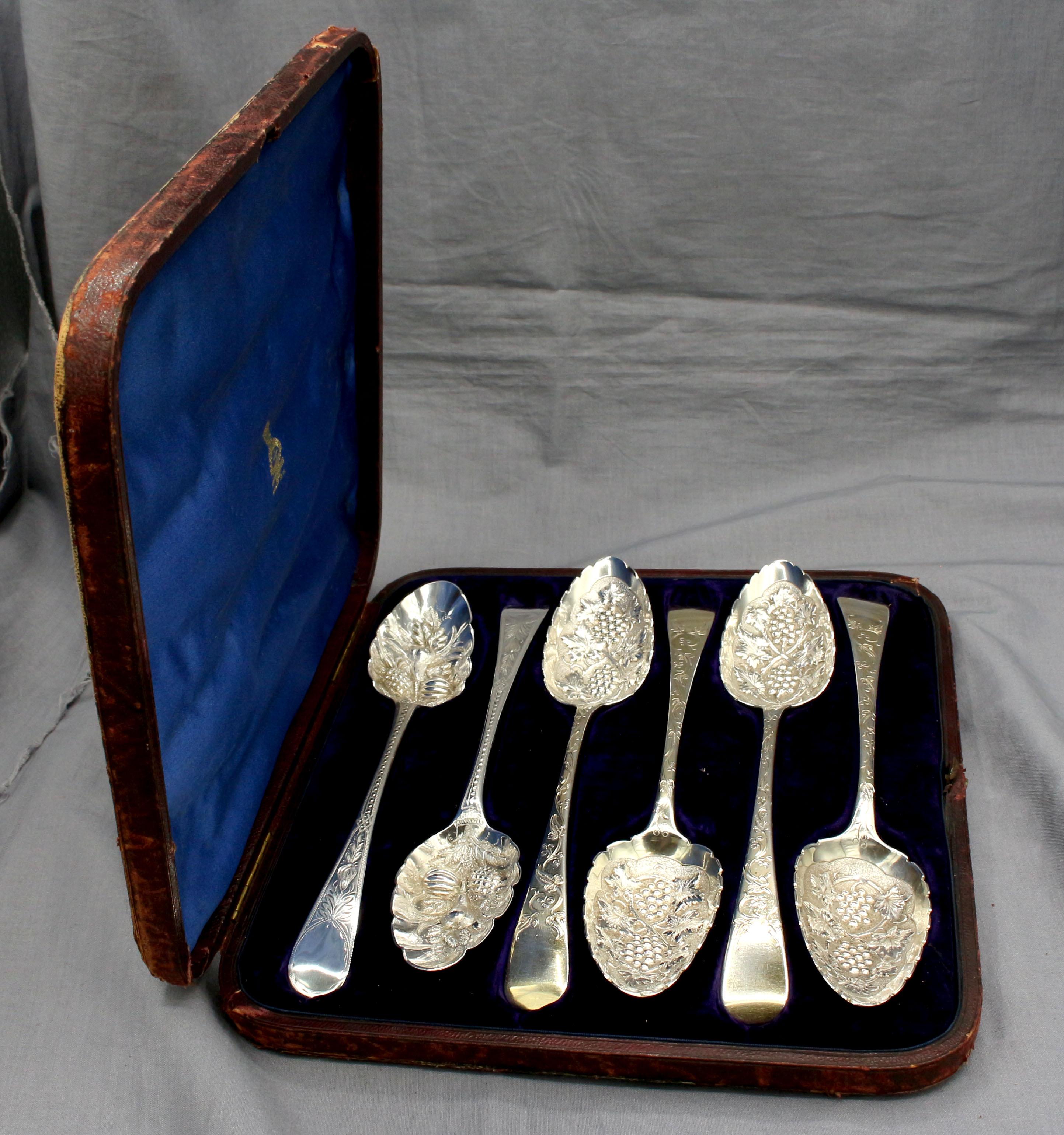 Boxed Set of Six Dessert or Fruit Serving Spoons In Good Condition For Sale In Chapel Hill, NC
