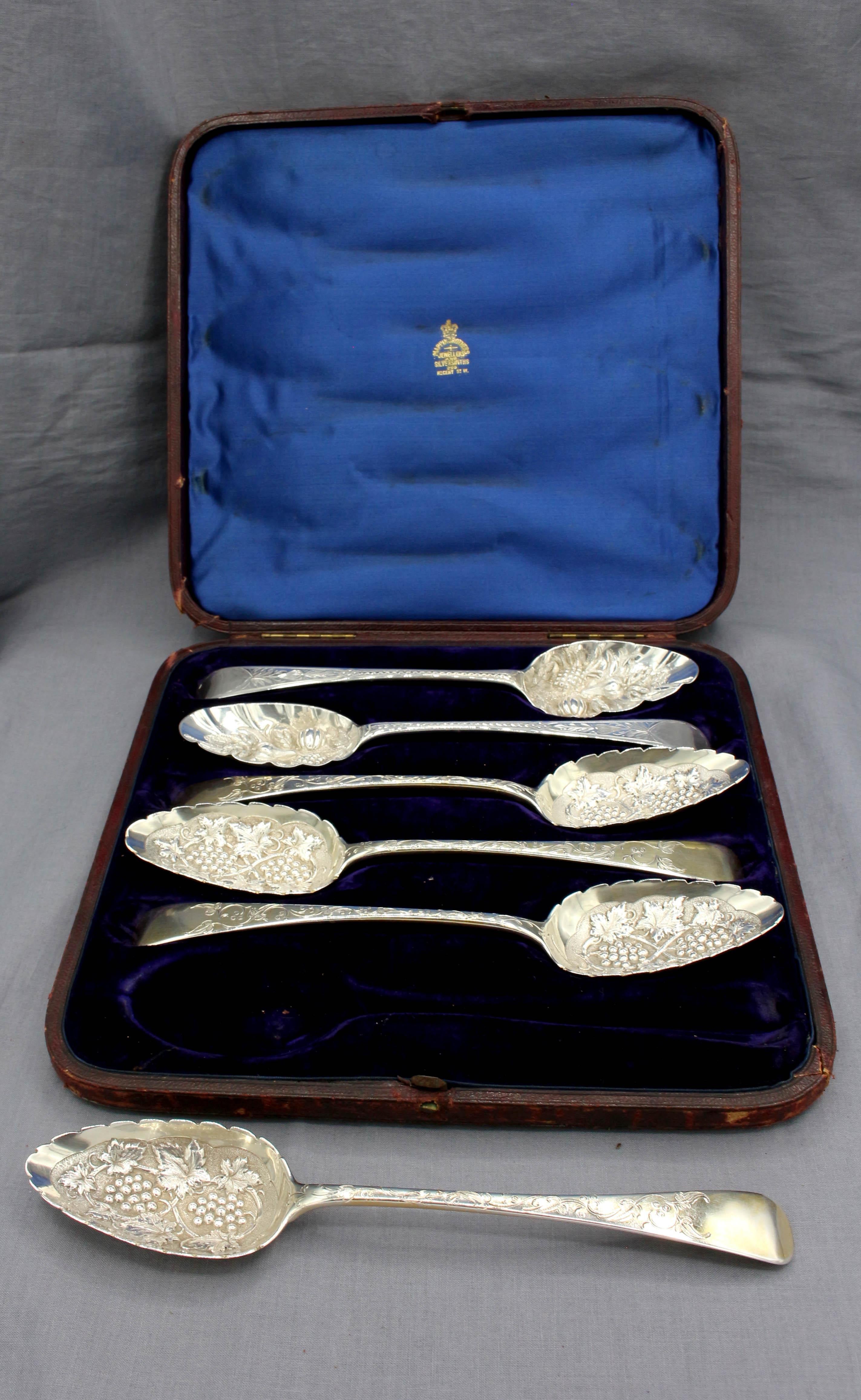 Schachtel-Set aus sechs Dessert- oder Obstservierlöffeln (18. Jahrhundert) im Angebot