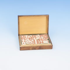 Coffret de dominos vintage dans un coffret en acajou.
