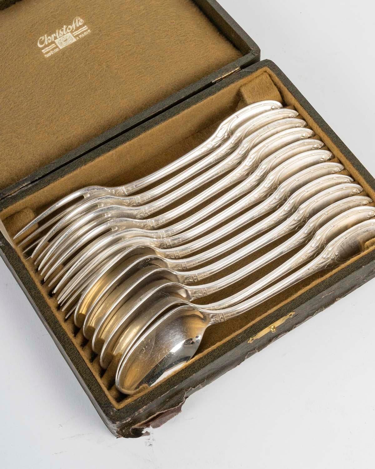 Boxed set, silver-plated dinner services, menagère in its box.

Set of 6 forks and 6 spoons, box, silver-plated dinner services in its case, Napoleon III style, 20th century.
H: 5cm, W: 21cm, D: 15cm