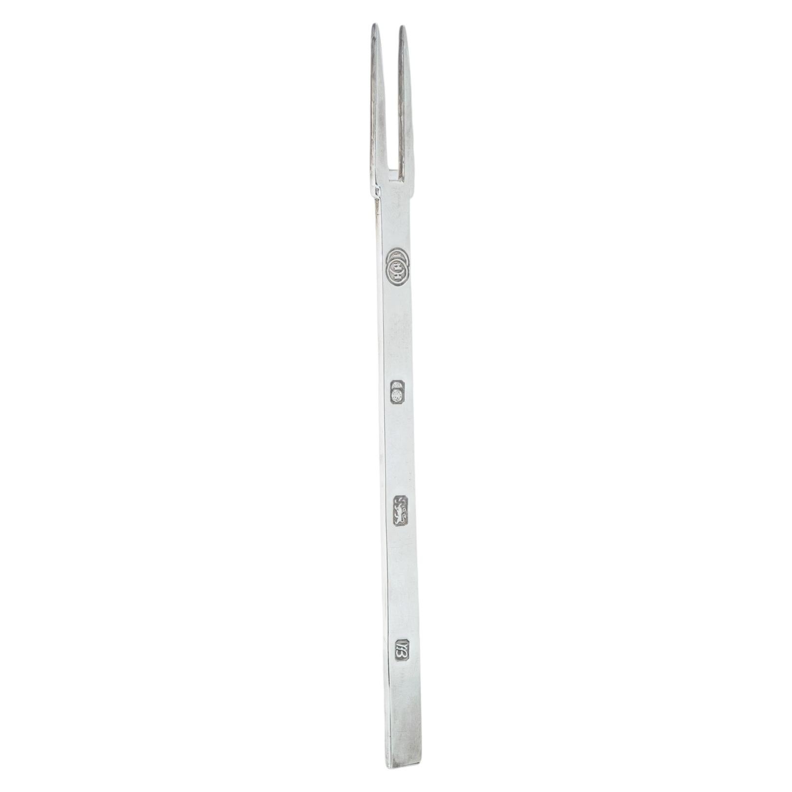 Fourchette à cornichons en argent massif, présentée dans son coffret, par Francis Howard, Londres, 1976