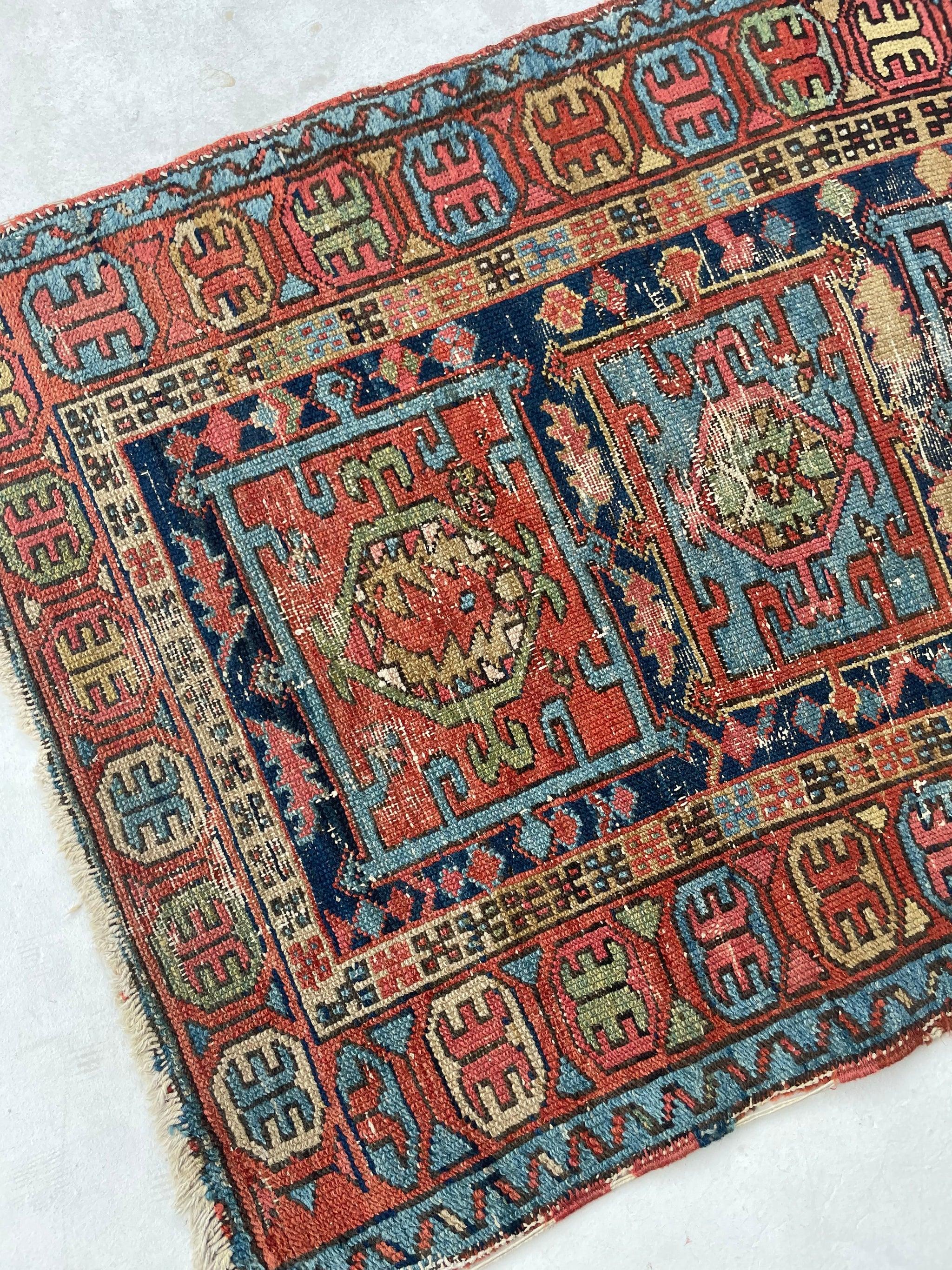 Funky Boxed Tri-Medallion Antique Persian Northwest Karaja  De jolies teintures sourdes

A propos : Une pièce super funky, du design aux couleurs magnifiques en passant par la forme ! Cette pièce s'incline un peu comme vous pouvez le voir et elle