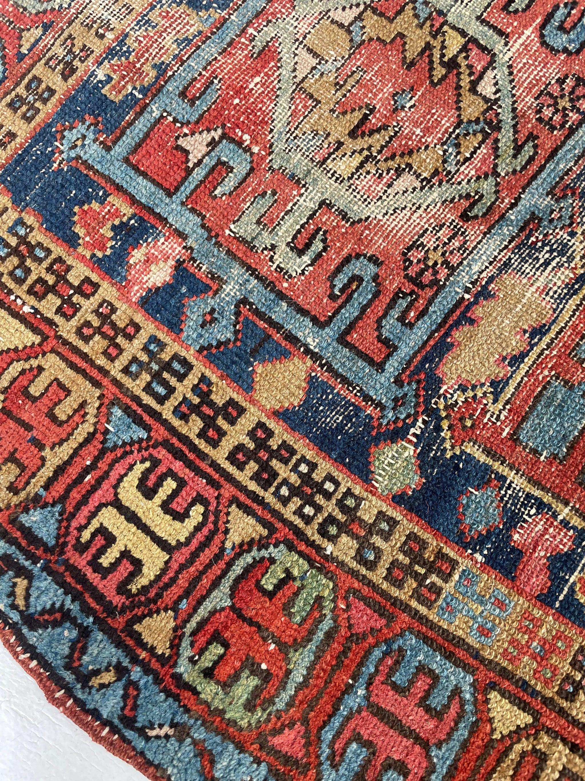 Noué à la main Tapis persan antique Karaja à trois médaillons, c. 1930-40's en vente