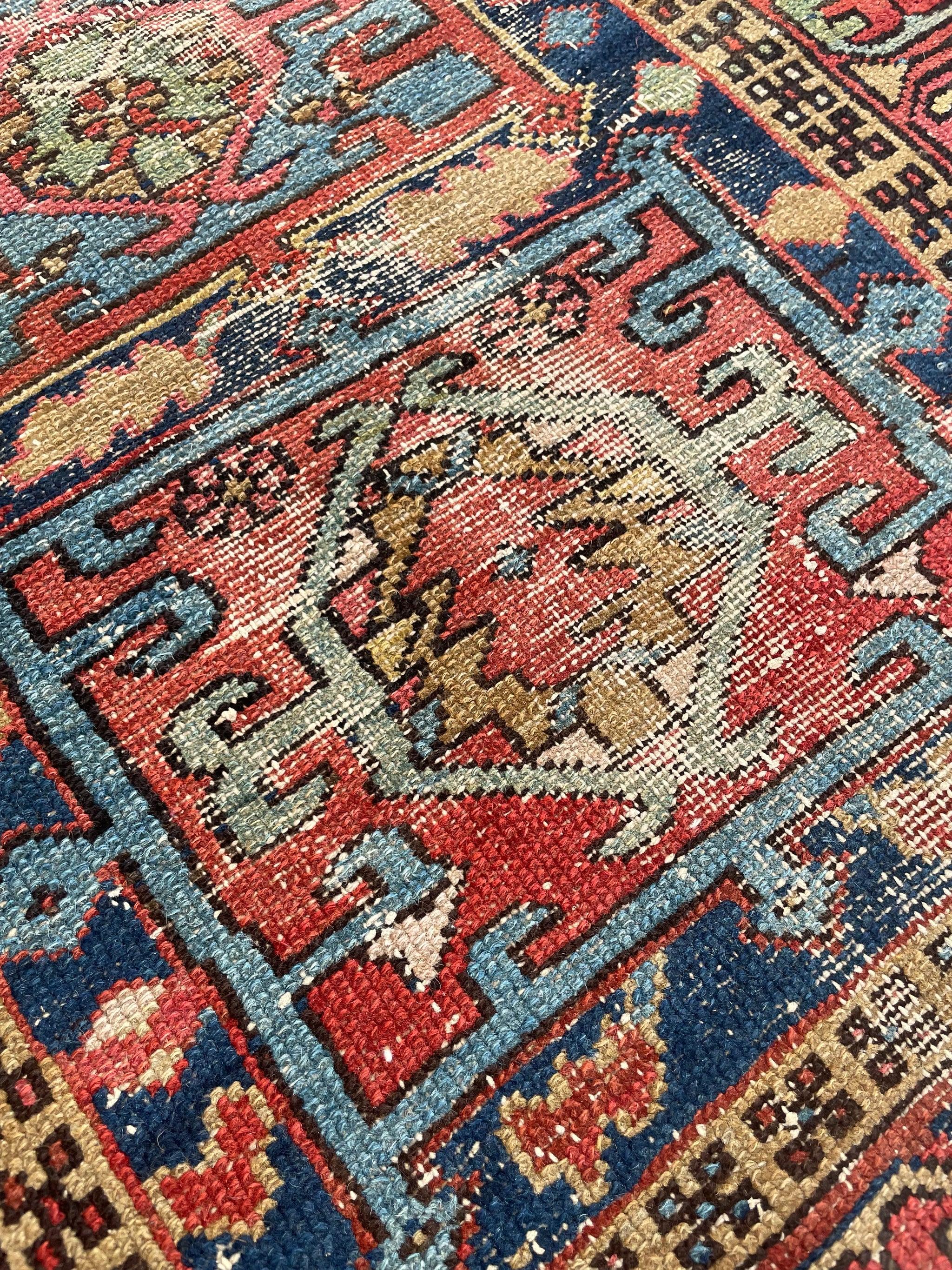 Tapis persan antique Karaja à trois médaillons, c. 1930-40's Bon état - En vente à Milwaukee, WI