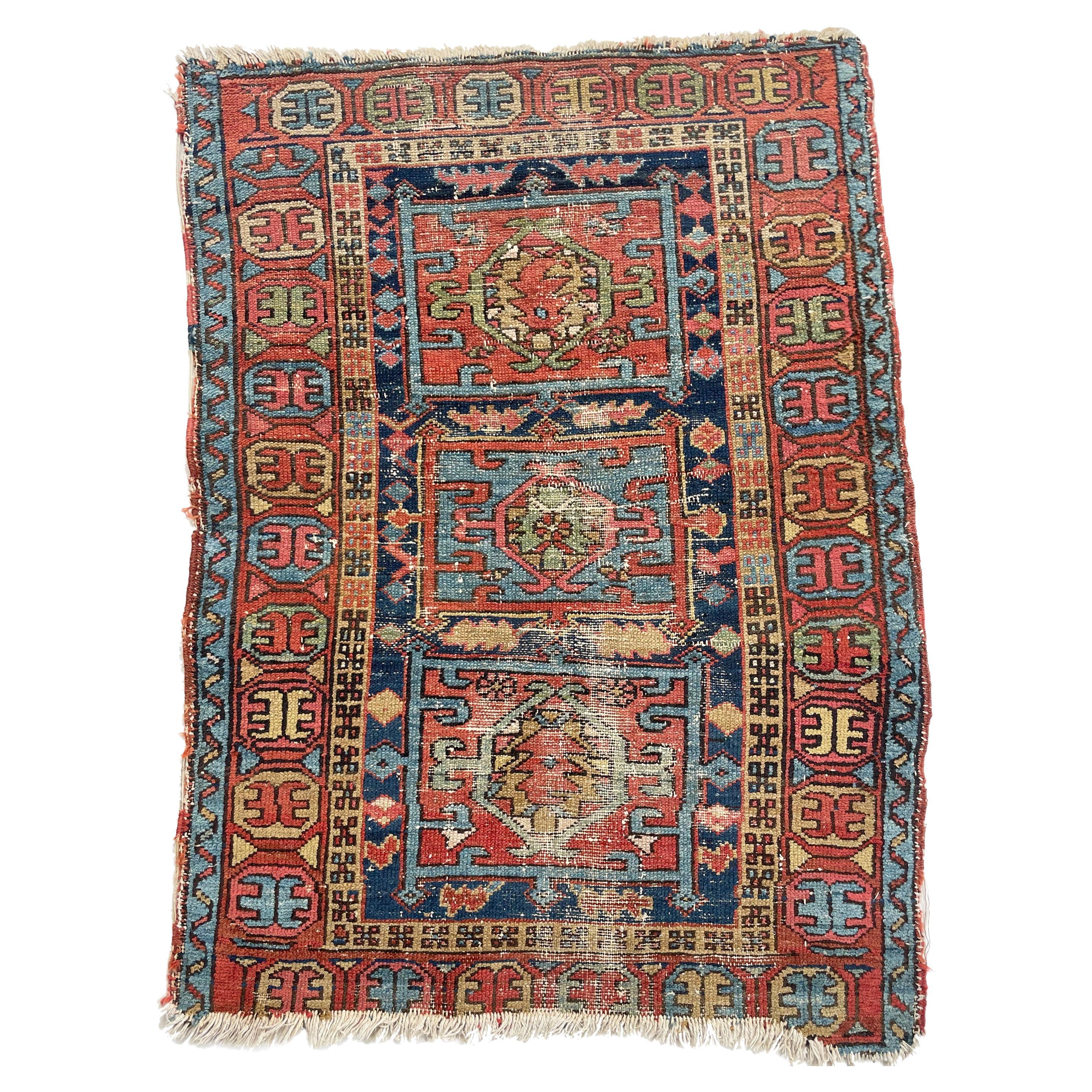 Tapis persan antique Karaja à trois médaillons, c. 1930-40's en vente