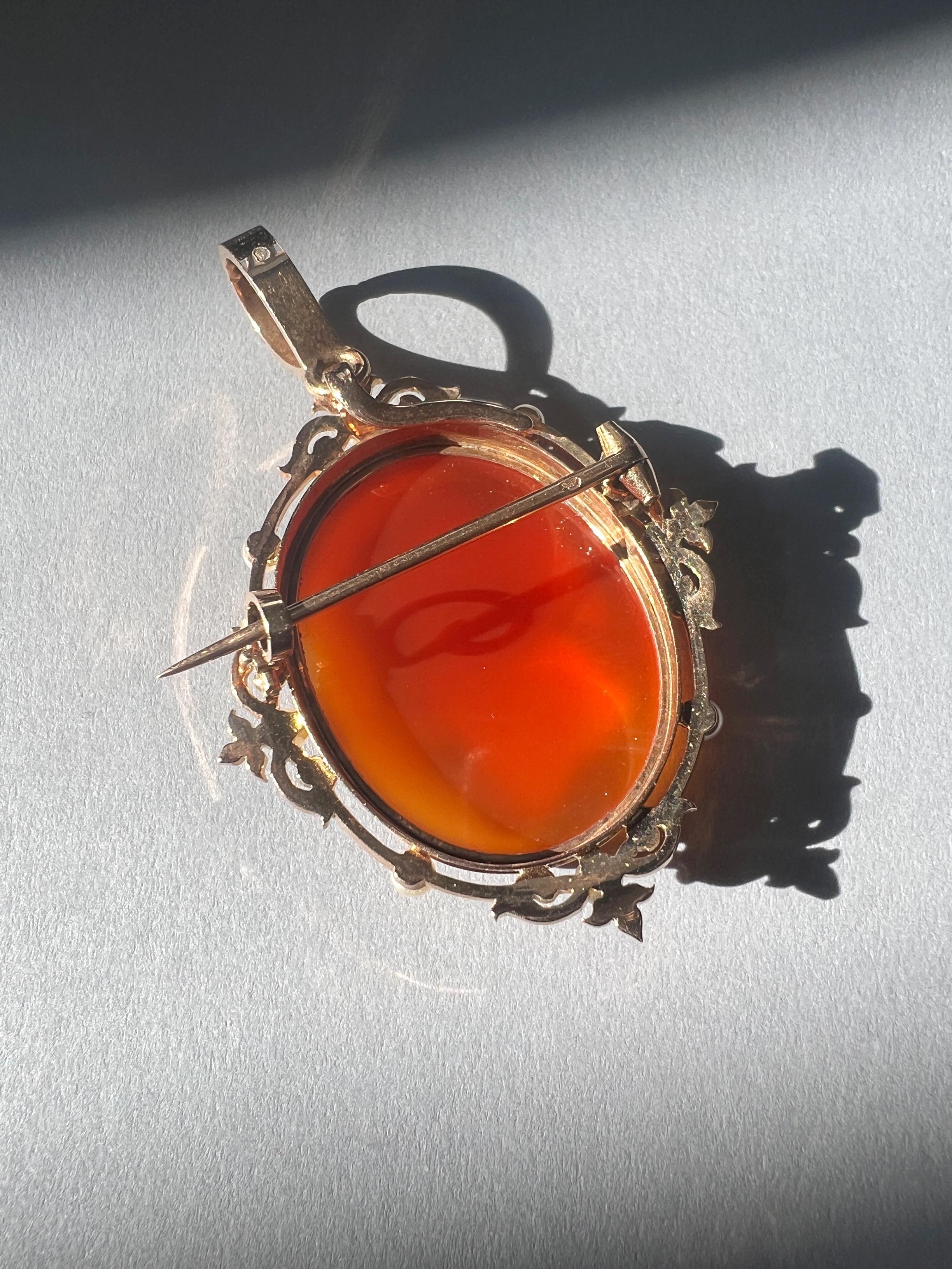 Boxed Victorian Era 18k Gold Natural Pearls Agate Cameo Pendant Brooch In Good Condition In Versailles, FR