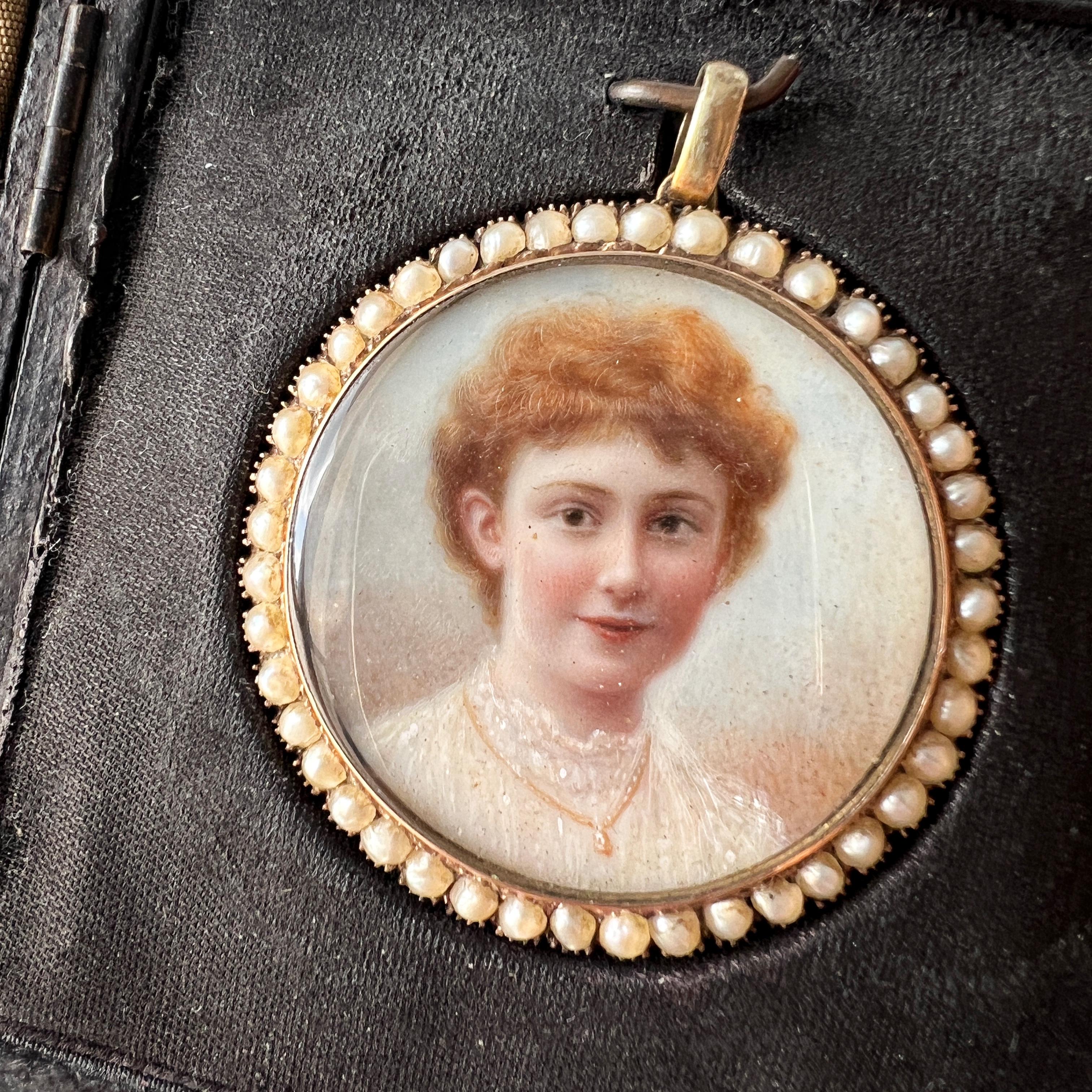 Nous vendons un rare pendentif en forme de portrait miniature, repr�ésentant une charmante jeune femme dans une robe en dentelle blanche. Le pendentif a été fabriqué au cours du XIXe siècle, à l'époque victorienne, et il s'agit très probablement