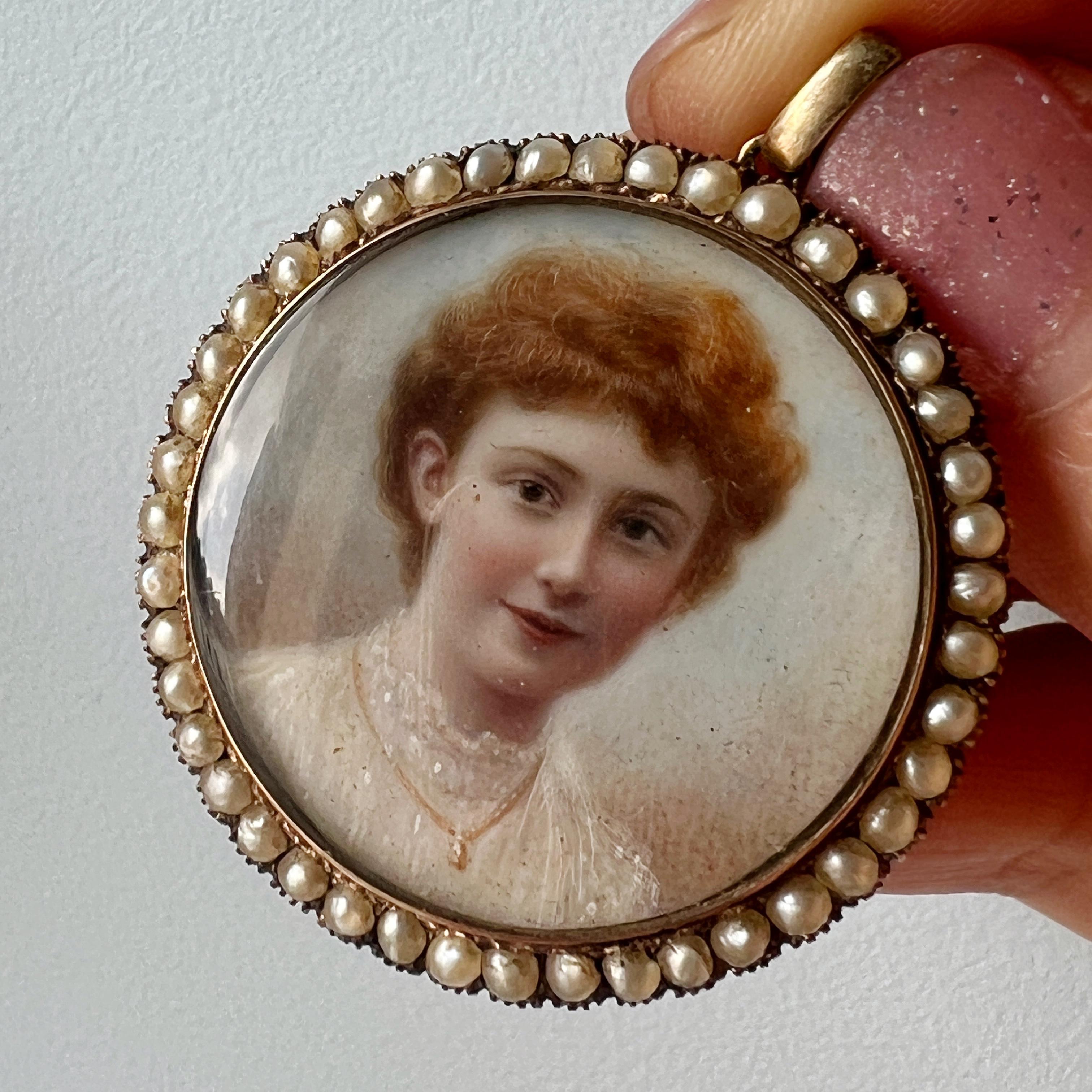 Boxed Victorian era gold pearl miniature portrait pendant In Good Condition For Sale In Versailles, FR
