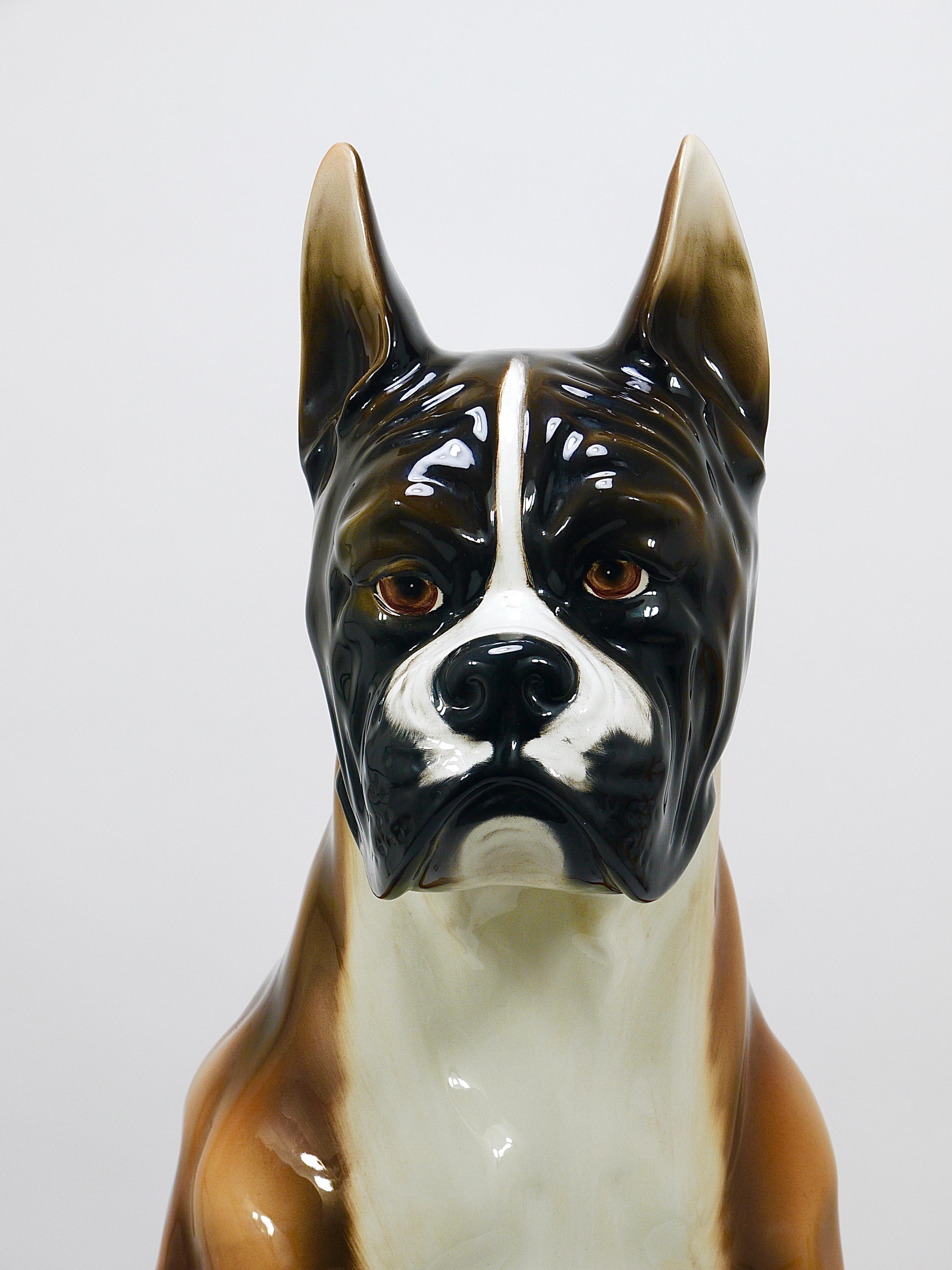 Mid-Century Modern Boxer Dog Life-Size Majolica Statue Sculpture, céramique émaillée, Italie, années 1970 en vente