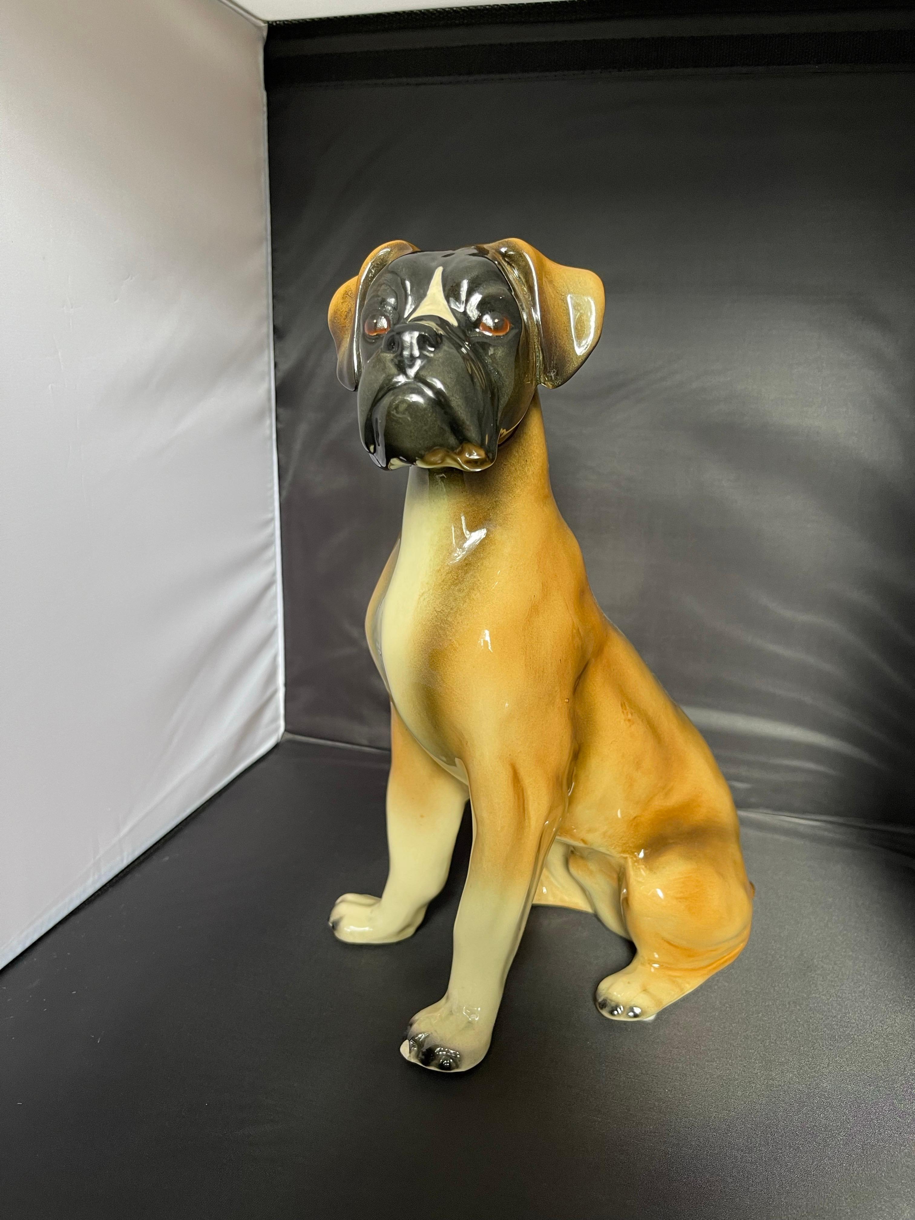 Objet décoratif en porcelaine représentant un chien Boxer, Allemagne de l'Ouest, milieu du 20e siècle.  Estampillé 
