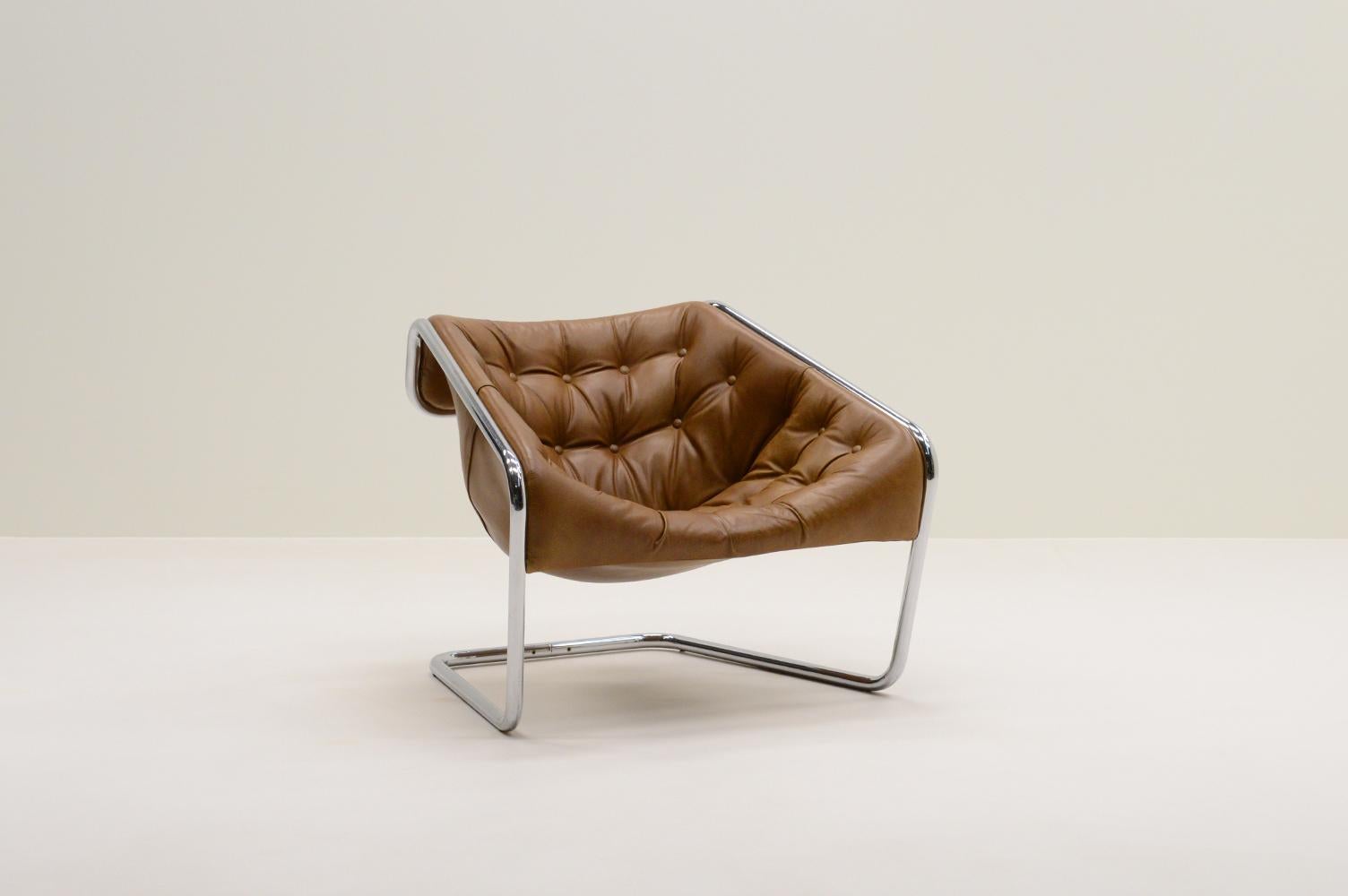 Boxer lounge chair by Kwok Hoï Chan for Steiner, 1970s France. The chrome tubular frame is a trademark of  Kwok Hoi Chan’s designs. The cantilever frame makes it light and comfortable. The chair is reupholstered with old english cognac leather. Some