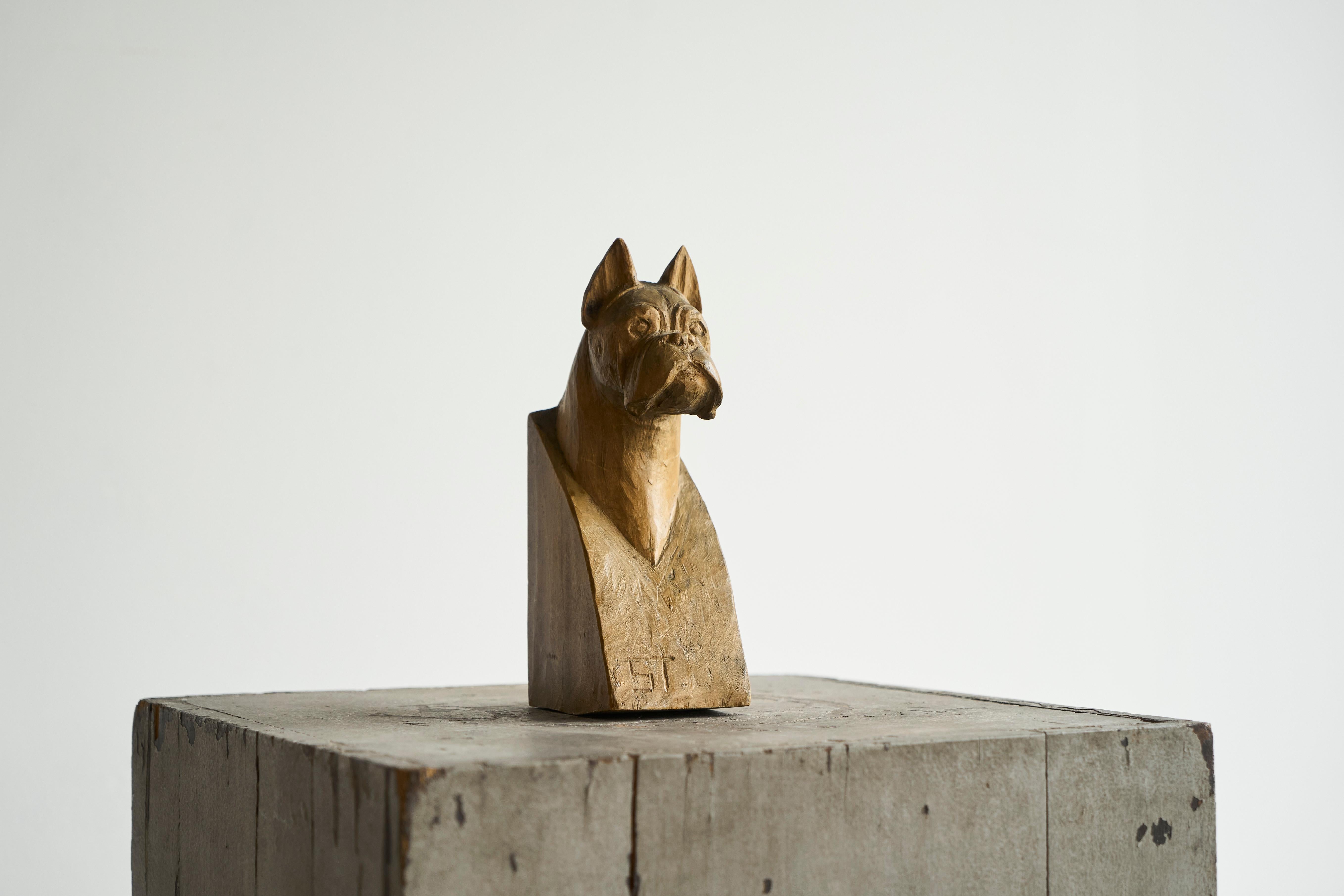 Sculpture ou serre-livre Boxer en bois massif sculpté Milieu du 20e siècle

Serre-livres Boxer en bois massif sculpté Milieu du XXe siècle

Une fantastique sculpture / serre-livres sculptée à la main représentant un Boxer / German Boxer. Habilement